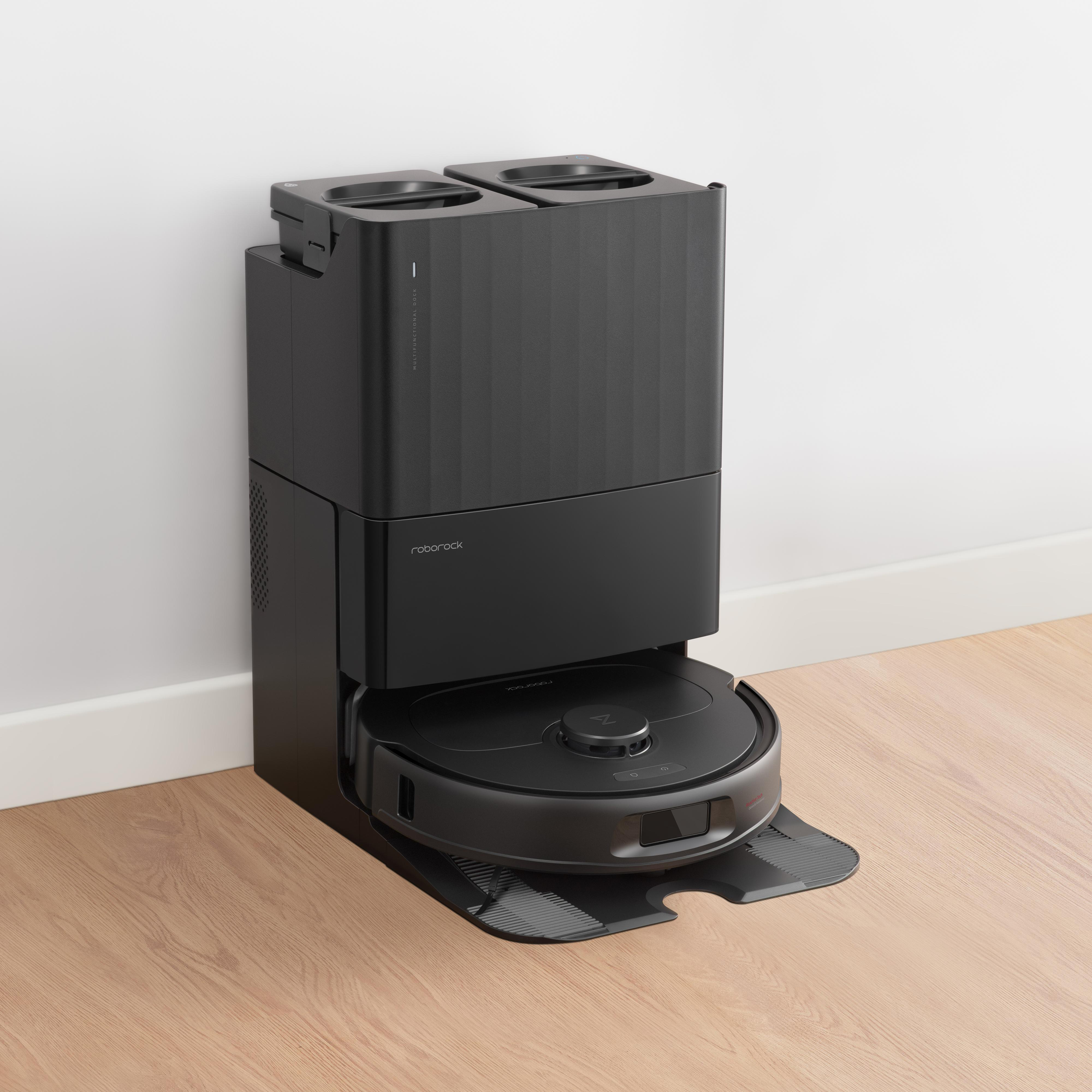 Schwarzer Roborock-Roboter-Staubsauger und Dockingstation auf einem Holzboden. Die Station ist hoch.