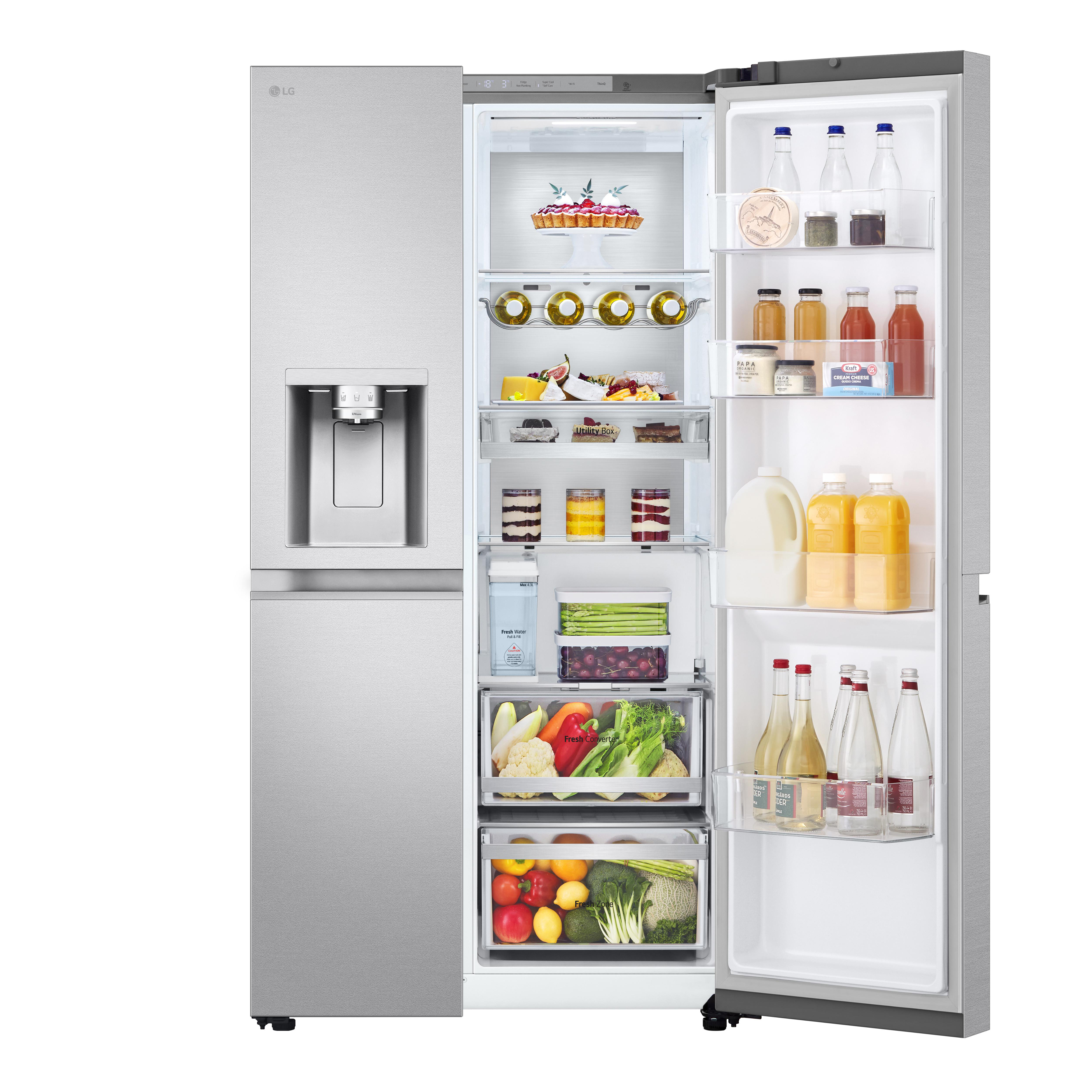 Ein offener LG-Kühlschrank, gefüllt mit Lebensmitteln. Es gibt Regale mit verschiedenen Produkten, darunter Getränke.