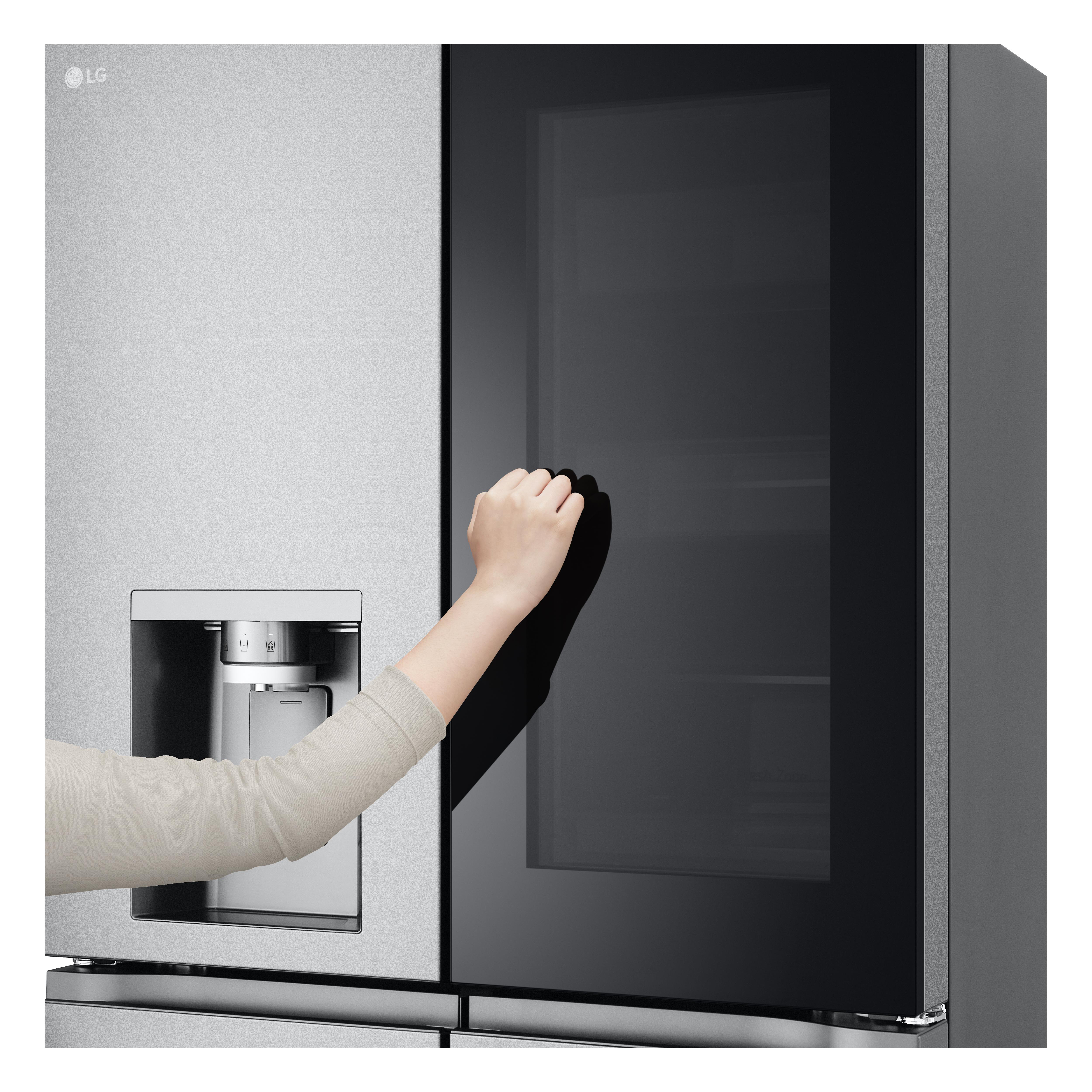 Eine Hand berührt eine Kühlschranktür, Teil eines Side-by-Side-Kühlschranks mit Wasserspender.