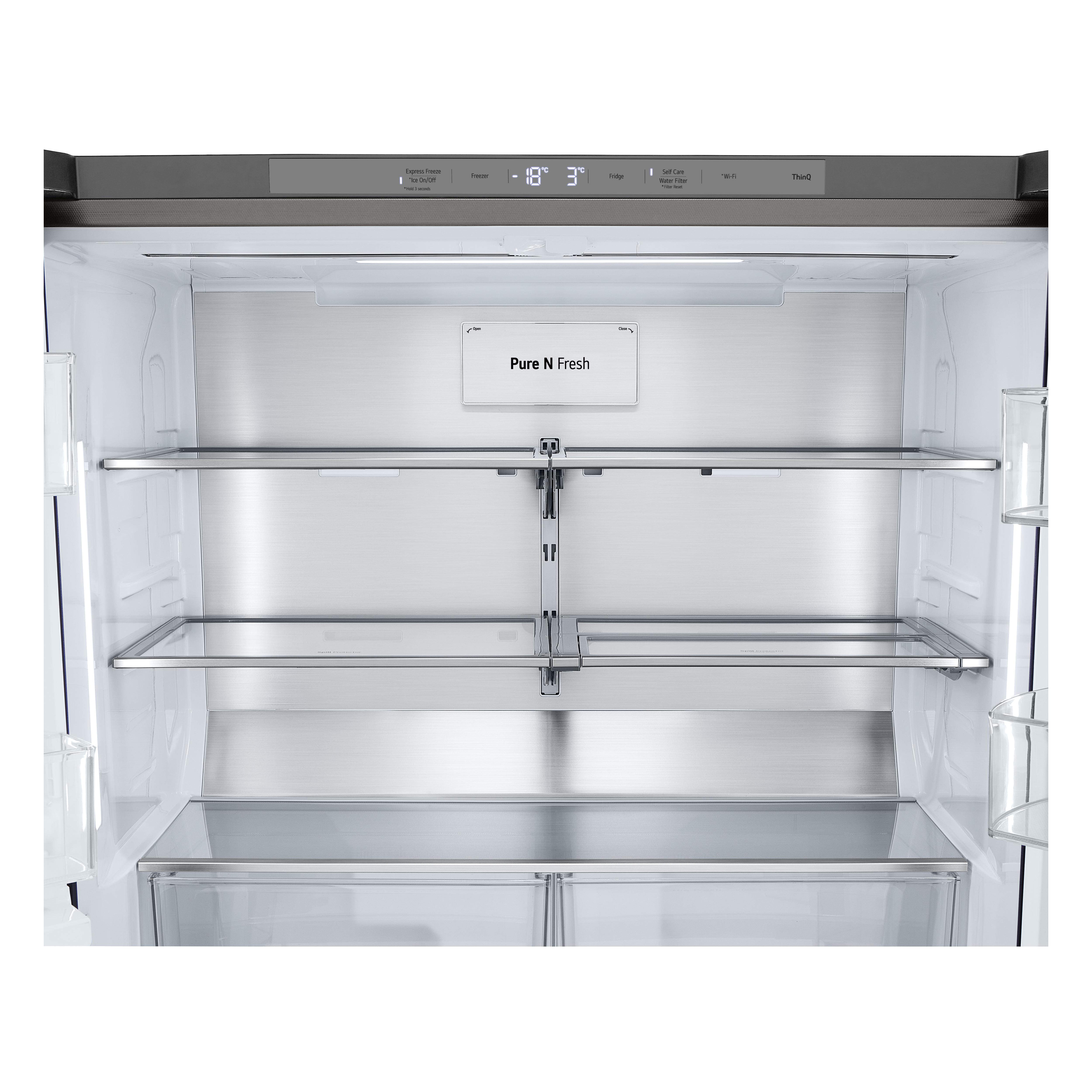 Offener Kühlschrank mit Regalen. Der Innenraum ist metallisch.