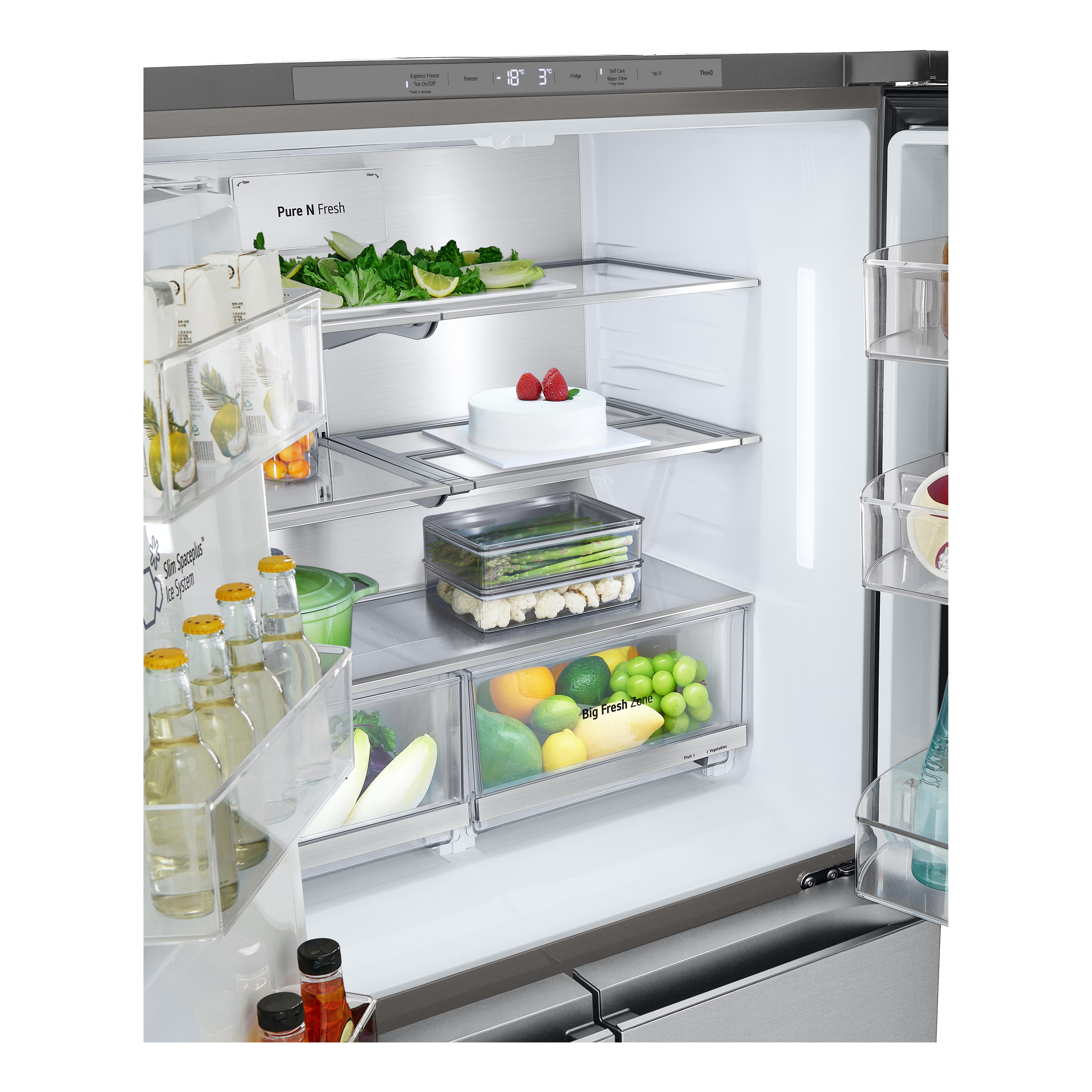 Offener Kühlschrank mit Regalen voller Lebensmittel. Enthält Obst, Gemüse, Getränke und einen Kuchen.