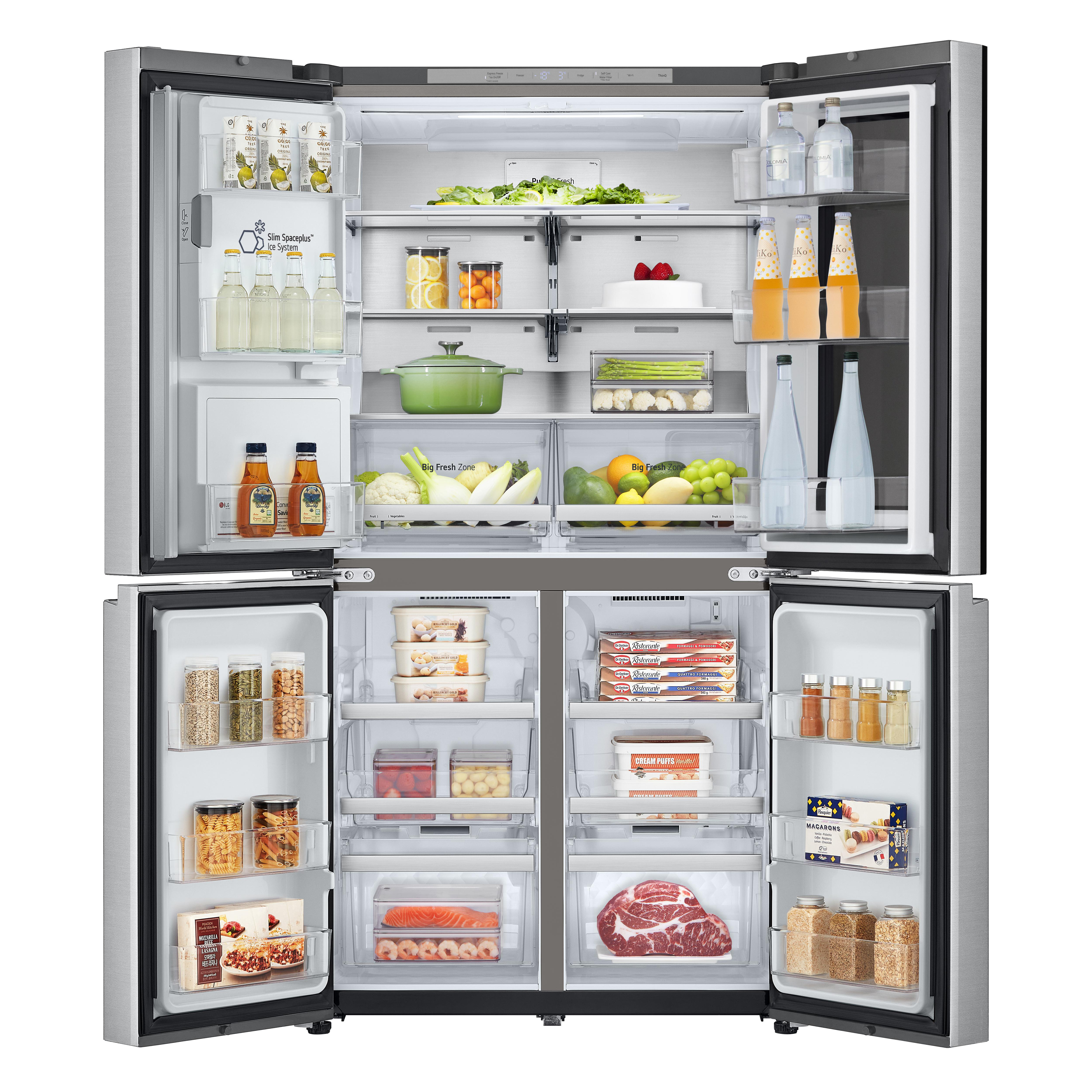 Ein Kühlschrank mit geöffneten Türen. Er ist mit Lebensmitteln gefüllt, darunter Obst, Gemüse und verpackte Waren.
