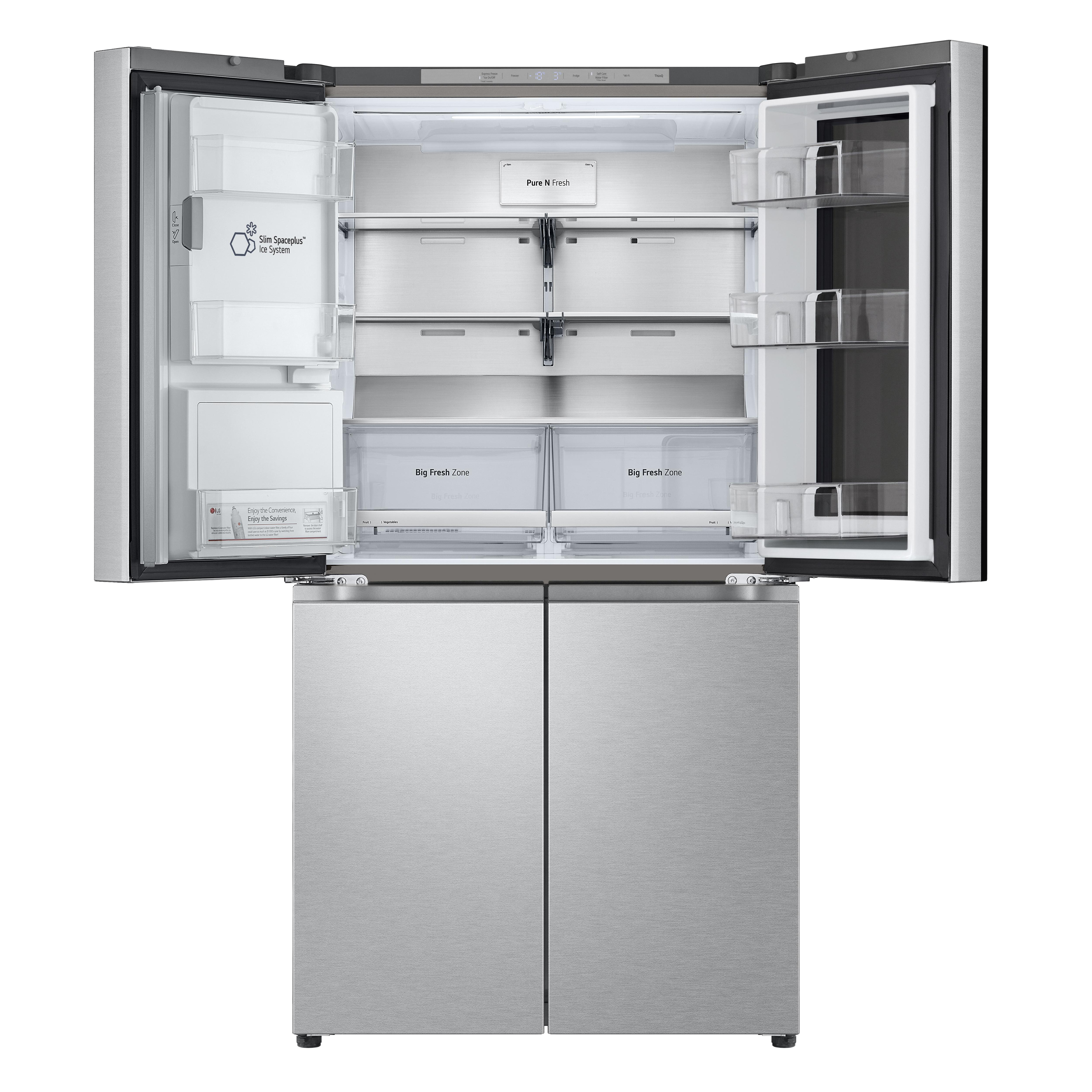 Ein Edelstahlkühlschrank mit geöffneten Türen, die Regale und Schubladen zeigen. Weißer Hintergrund.