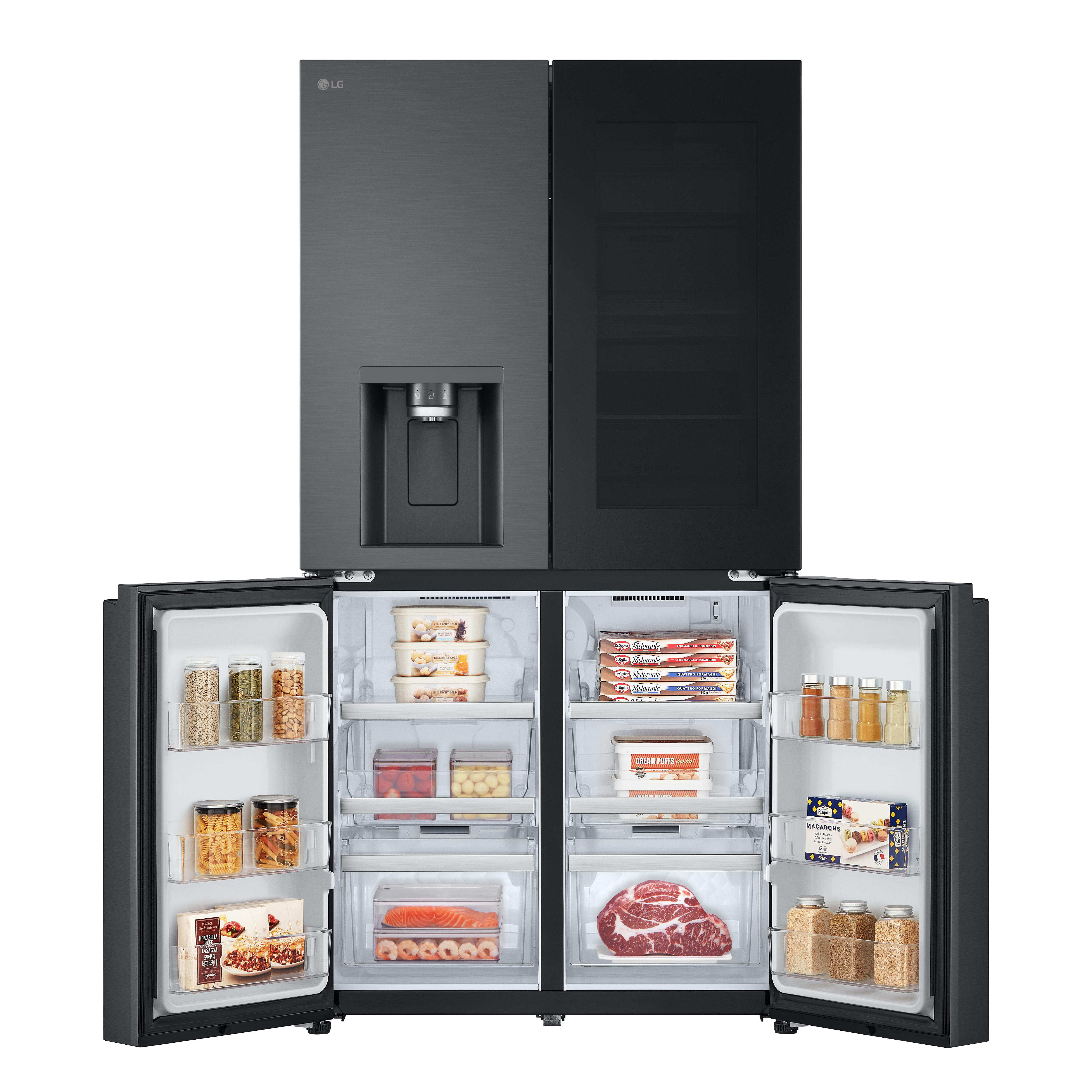 Schwarzer LG-Kühlschrank mit geöffneten Türen, die organisierte Lebensmittel zeigen.
