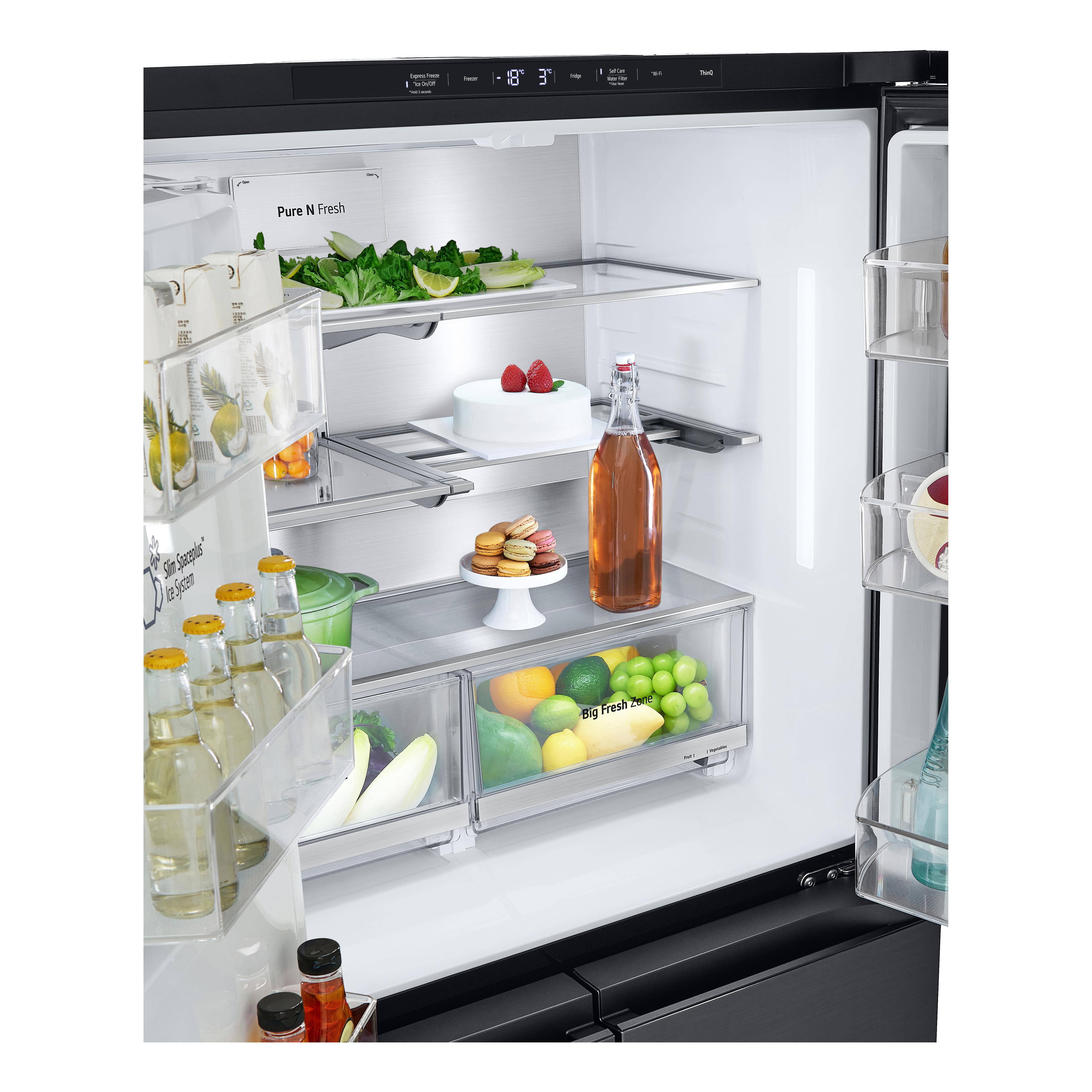 Innenraum eines Kühlschranks. Glasregale mit Lebensmitteln, darunter Obst und Kuchen.