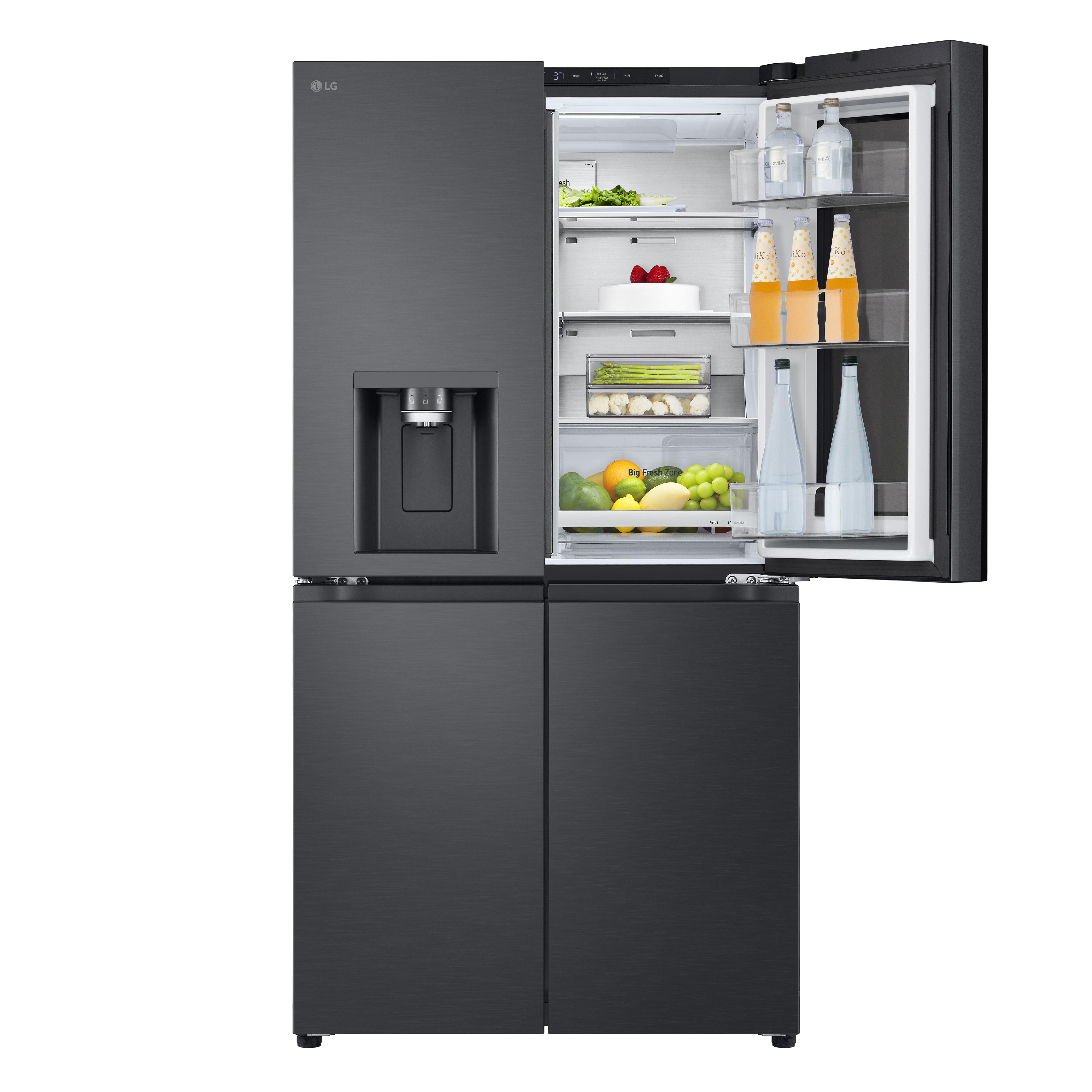 Ein schwarzer LG-Kühlschrank mit offenen Türen, der Regale mit Lebensmitteln, Getränken und einem Wasserspender zeigt.