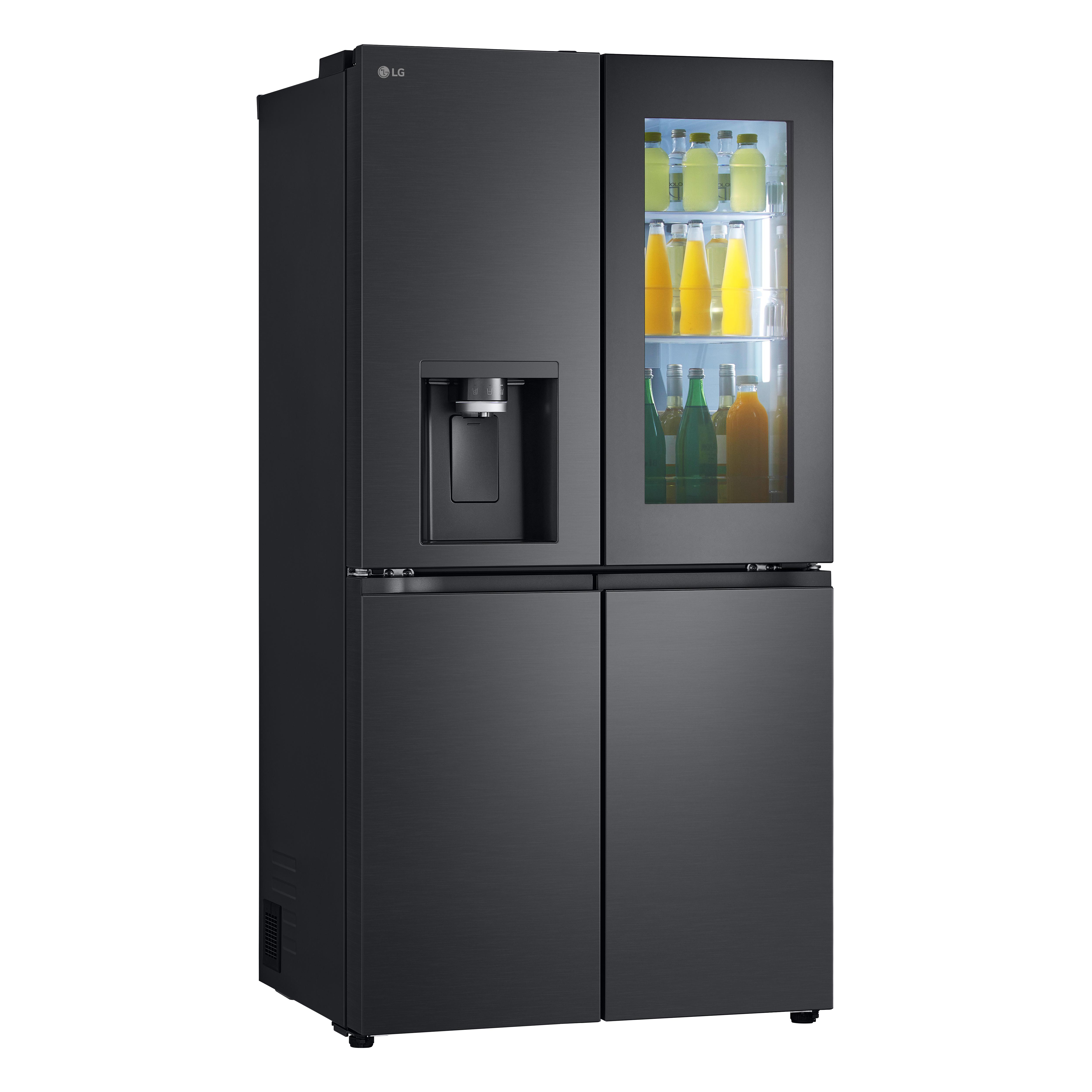 Ein schwarzer LG-Kühlschrank mit Door-in-Door-Funktion, gefüllt mit Getränken.