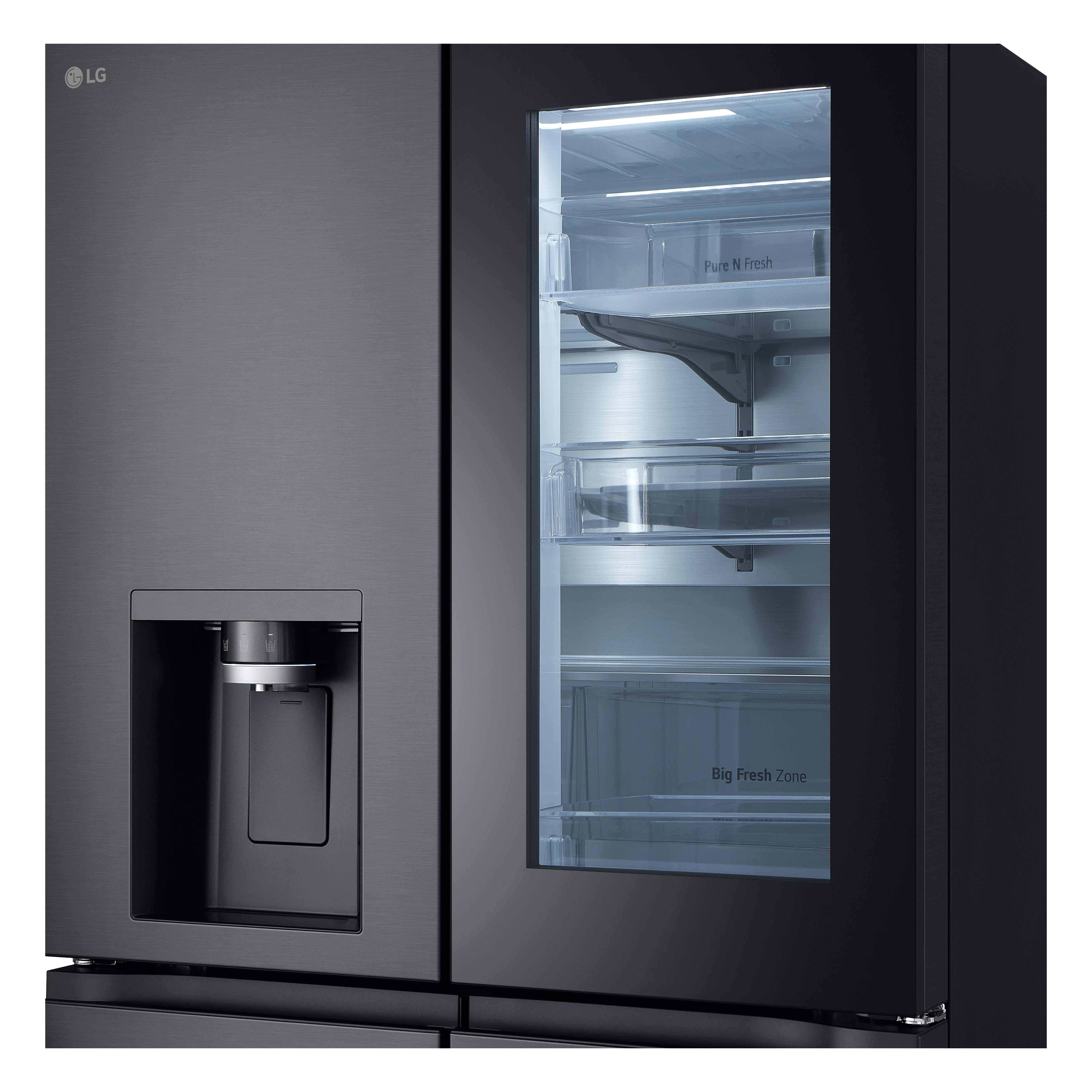 Schwarzer LG-Kühlschrank. Eine durchsichtige Tür zeigt Regale und Schubladen. Das LG-Logo ist sichtbar.