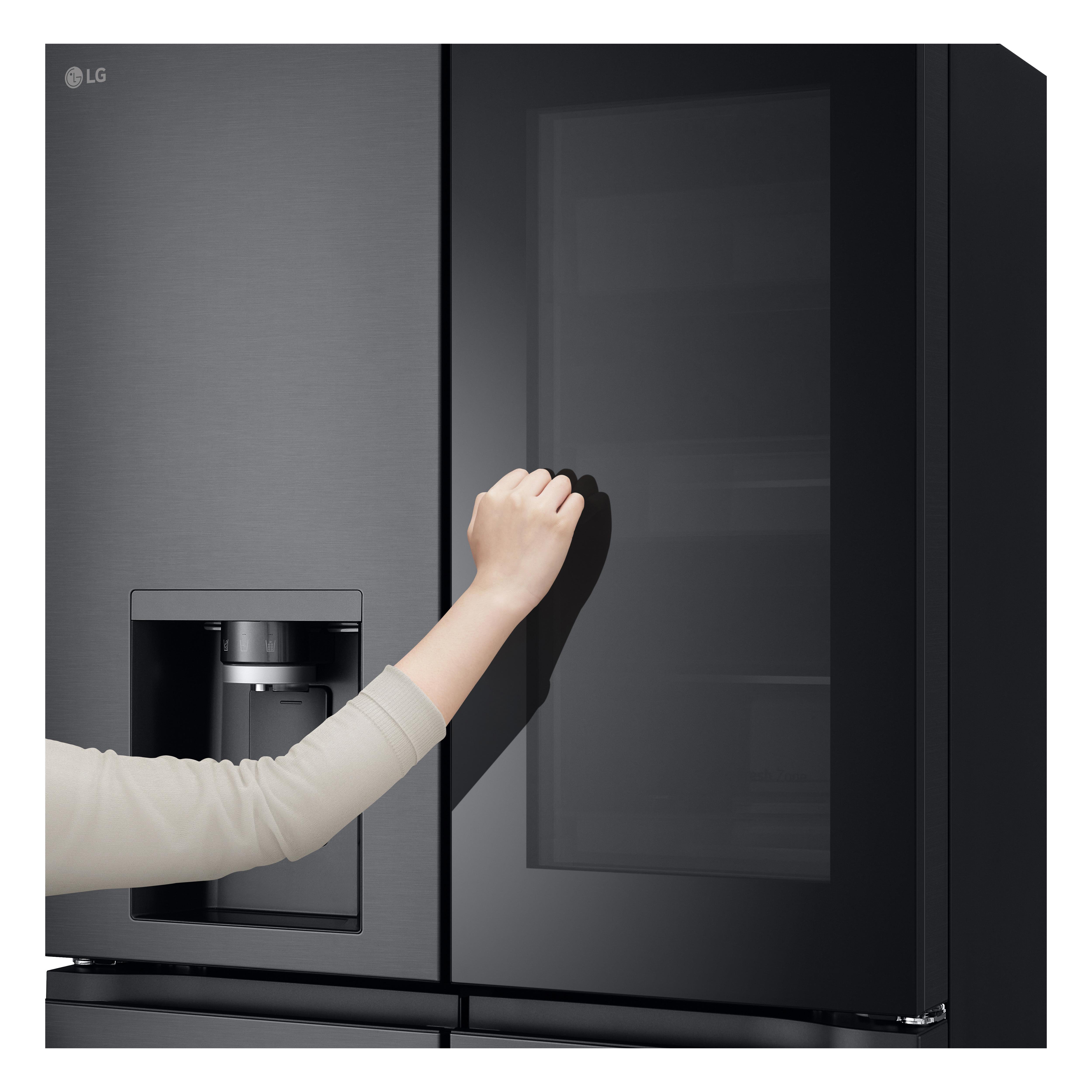 Die Hand einer Person öffnet eine schwarze LG-Kühlschranktür mit dunklem Glas.