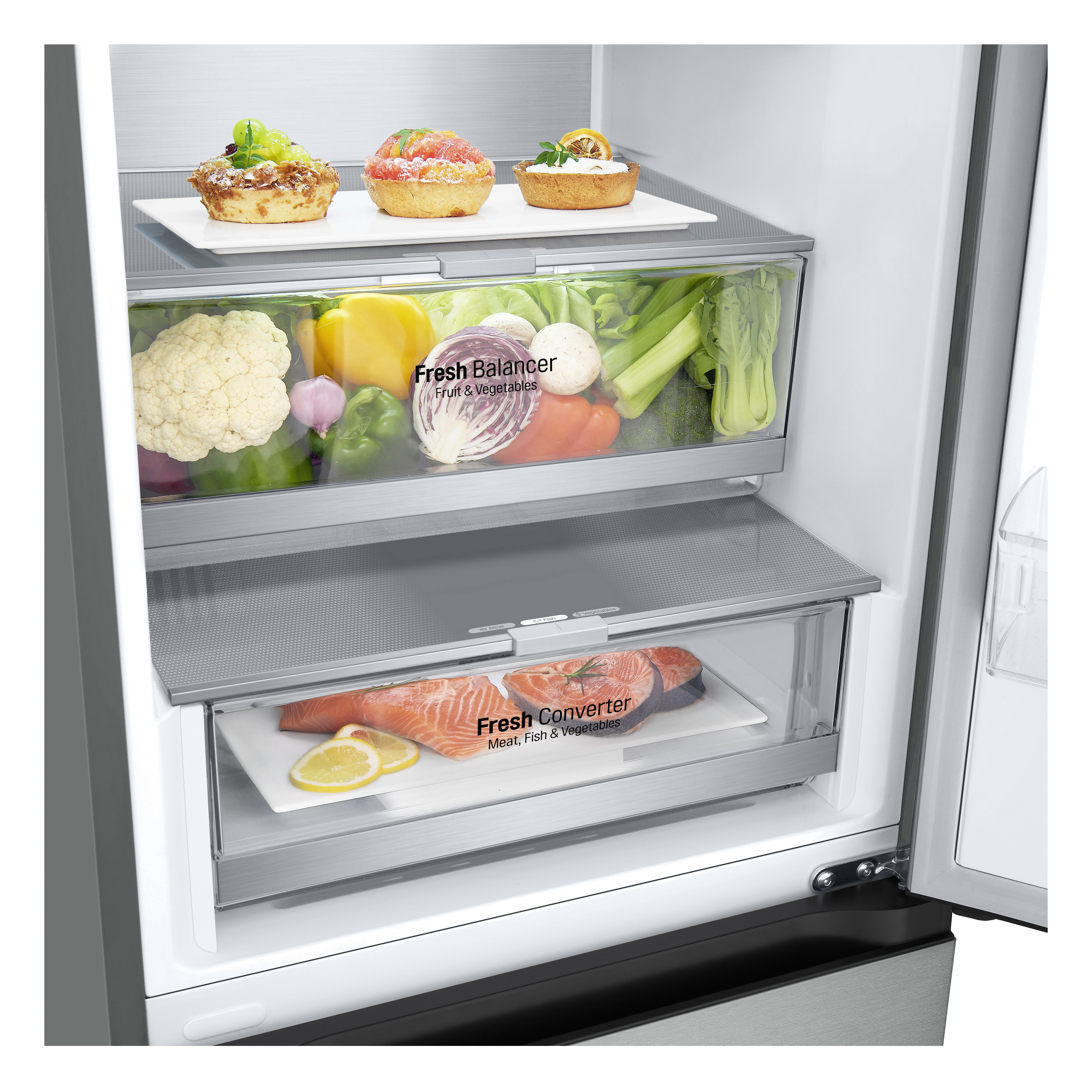 Kühlschrankinnenraum mit Produkten. Schubladen mit Gemüse. Oberes Regal mit Gebäck.