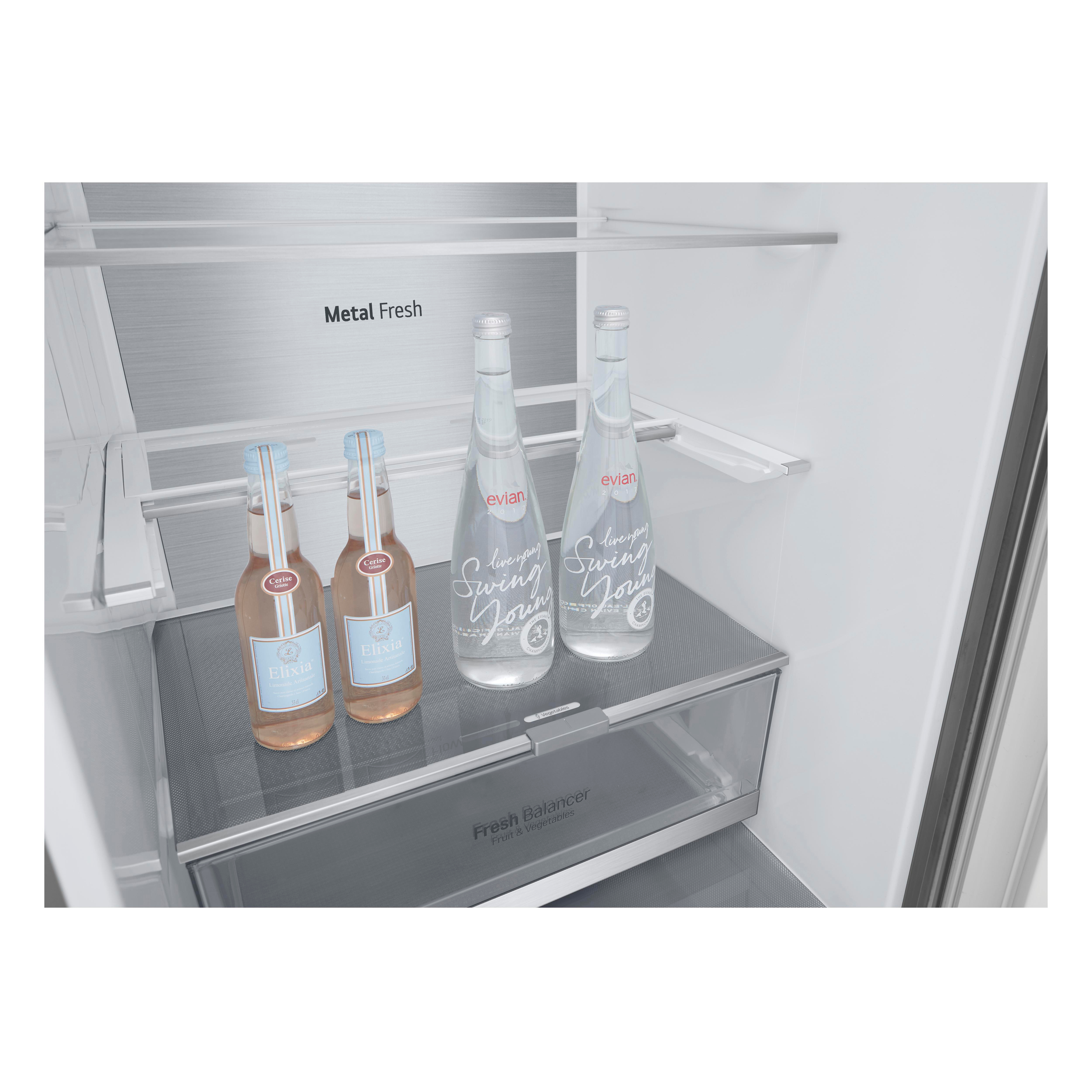 Ein Kühlschrankregal mit zwei Evian-Wasserflaschen und zwei Flaschen Elixia.