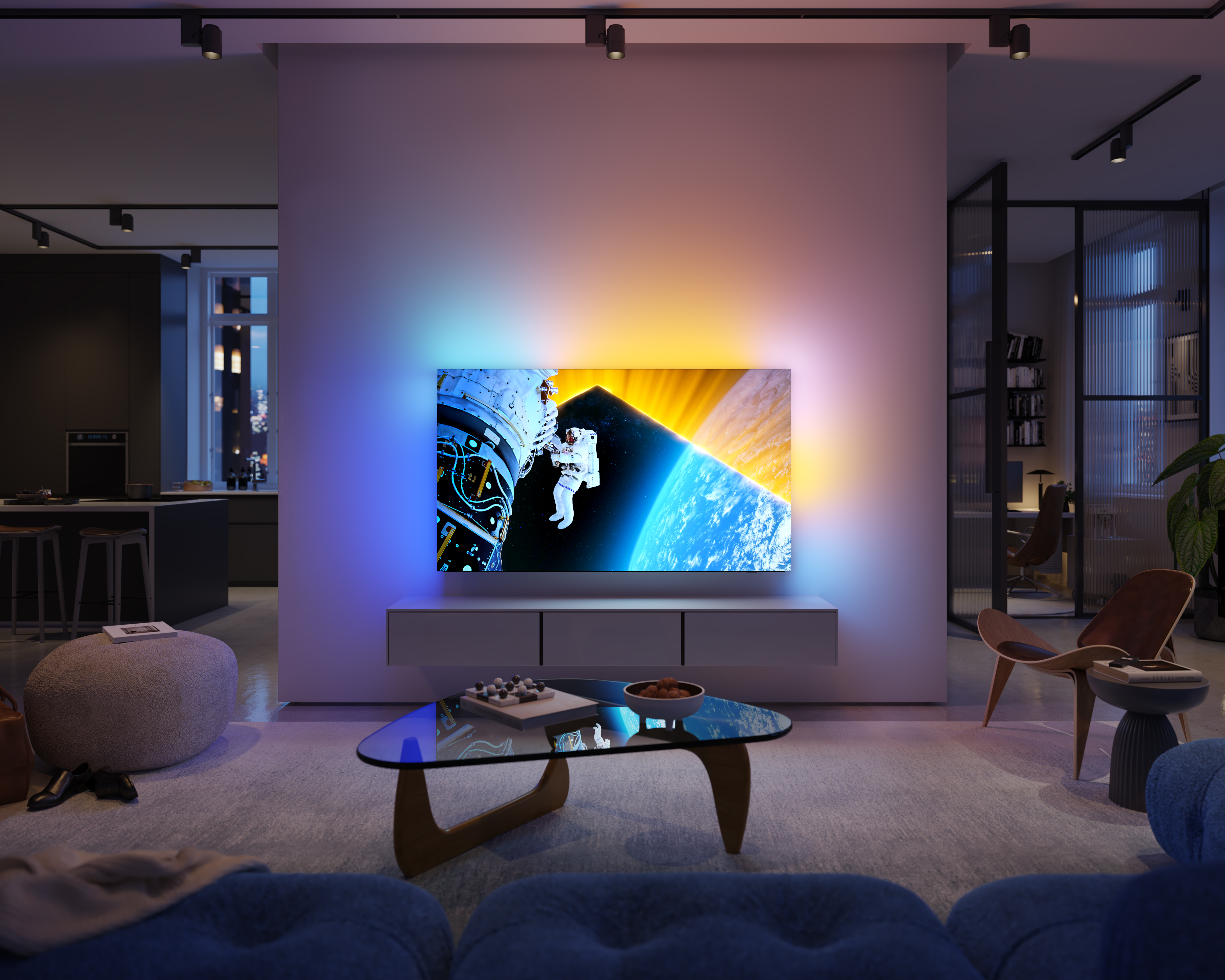 Soggiorno con TV. Astronauta nello spazio in TV. Illuminazione ambientale blu e arancione.
