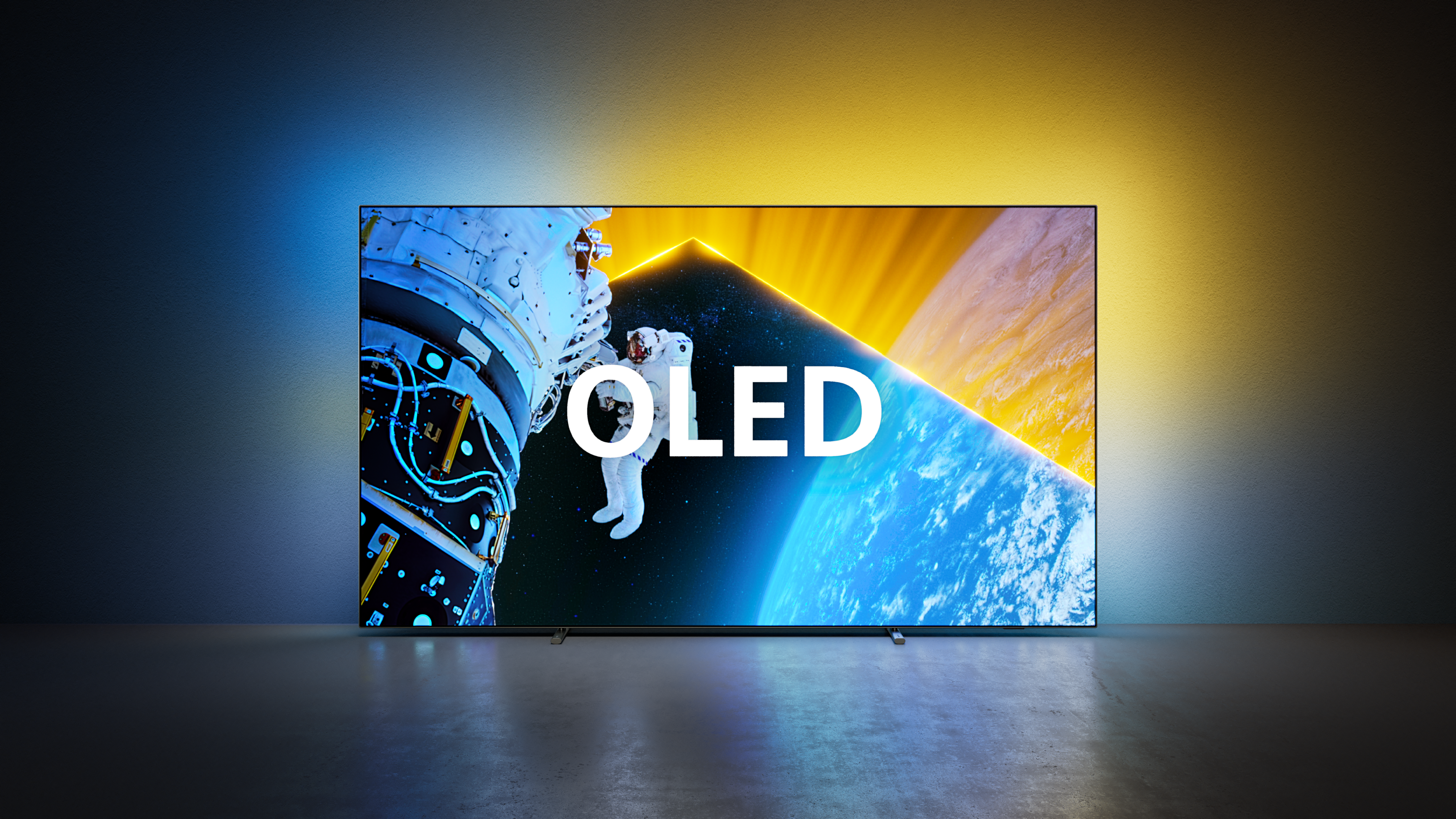 Una TV OLED mostra un astronauta nello spazio con la parola OLED in bianco.