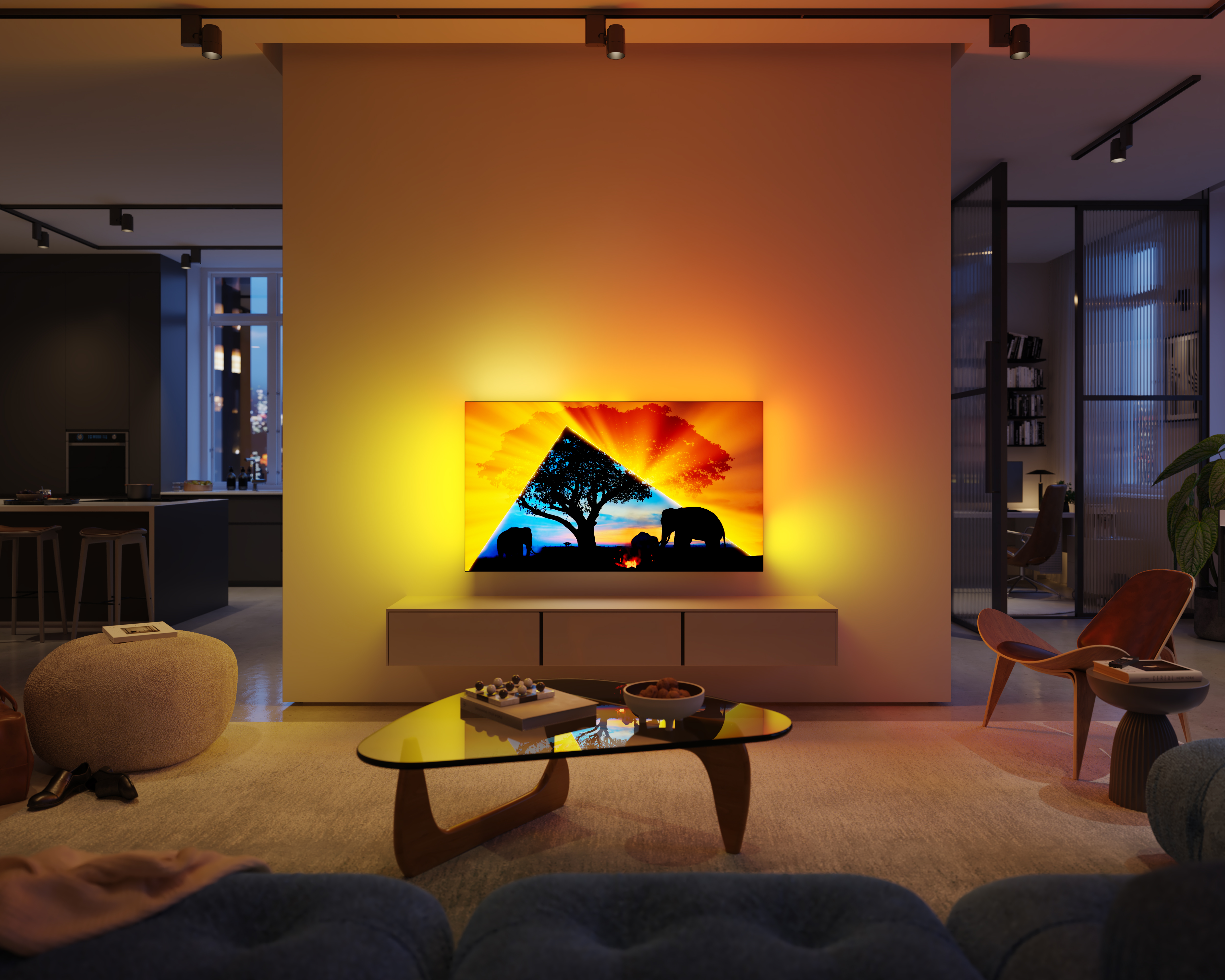 Soggiorno con TV che mostra un'immagine colorata. Illuminazione ambientale attorno alla TV.
