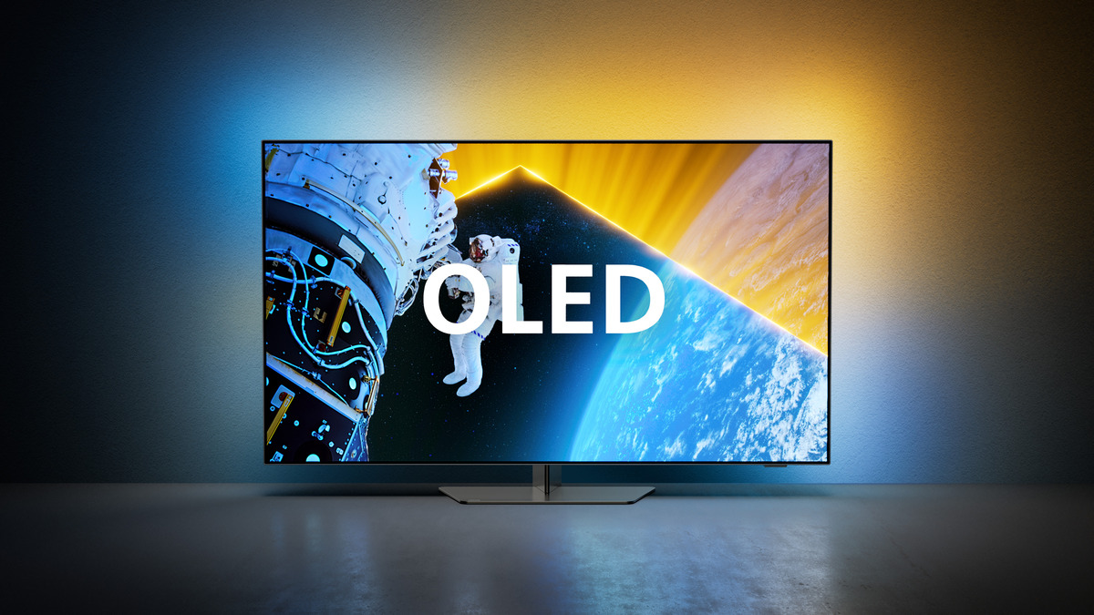 TV OLED affichant une scène spatiale avec un astronaute. Fond dégradé bleu et jaune.