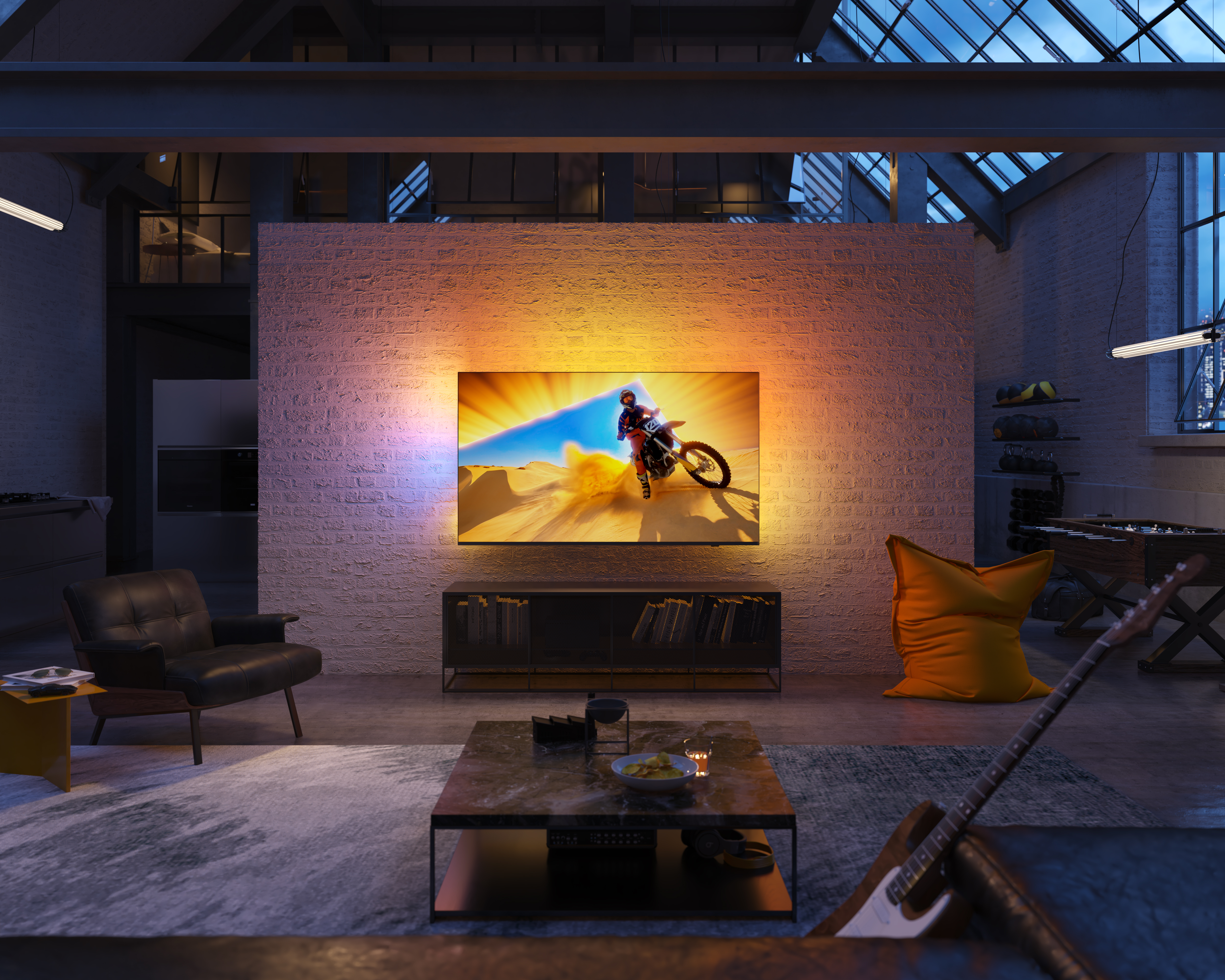 Wohnzimmer mit TV, der eine Wüstenszene zeigt. Modernes Dekor mit Umgebungslicht.