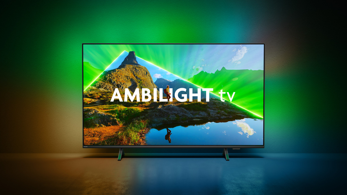 Schermo TV che mostra un paesaggio montano con la scritta "AMBILIGHT tv". Luci verdi e blu.