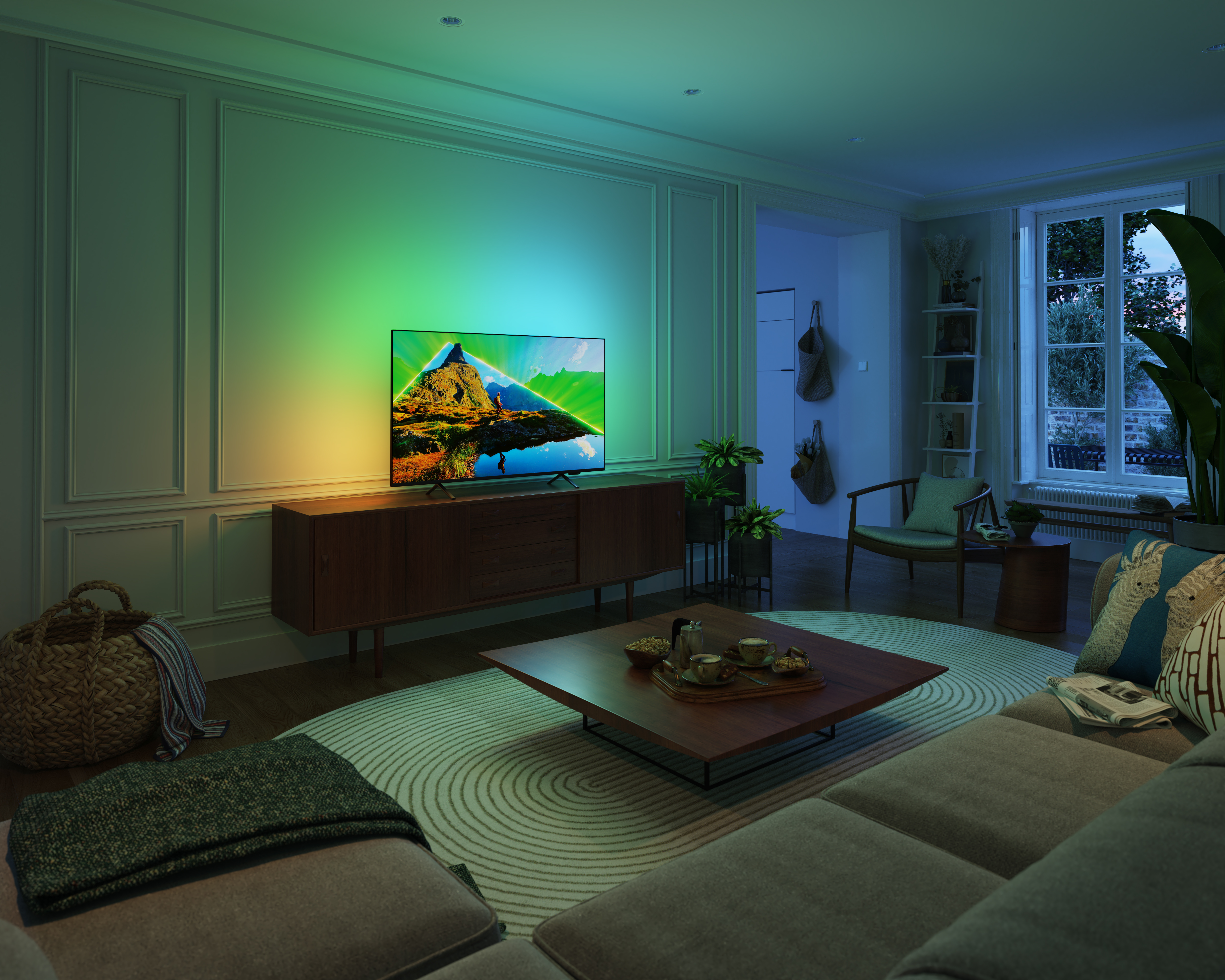 Un soggiorno con una TV che emette luce colorata. Ci sono un divano, un tavolino e delle piante.