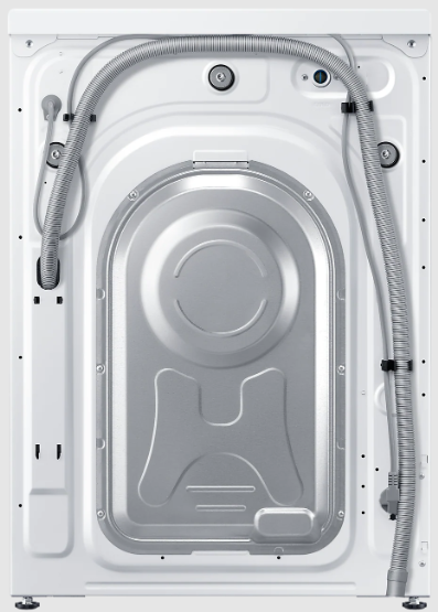 Tył białej pralki. Widoczne węże i metalowa płyta. Białe tło.