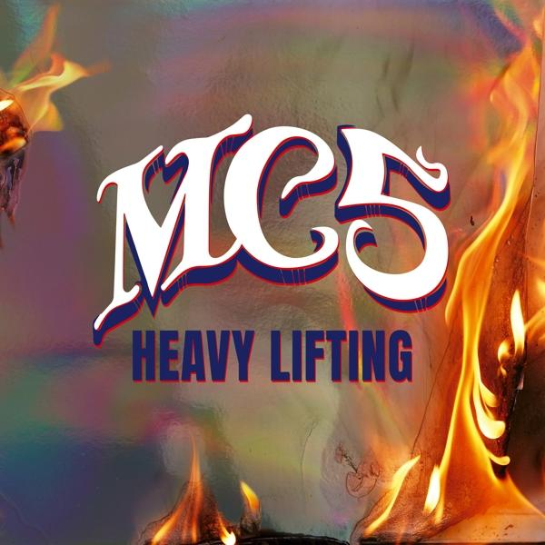 Albumcover mit 'MC5' und 'HEAVY LIFTING' in fetter Schrift, Flammen, auf holografischem Hintergrund.