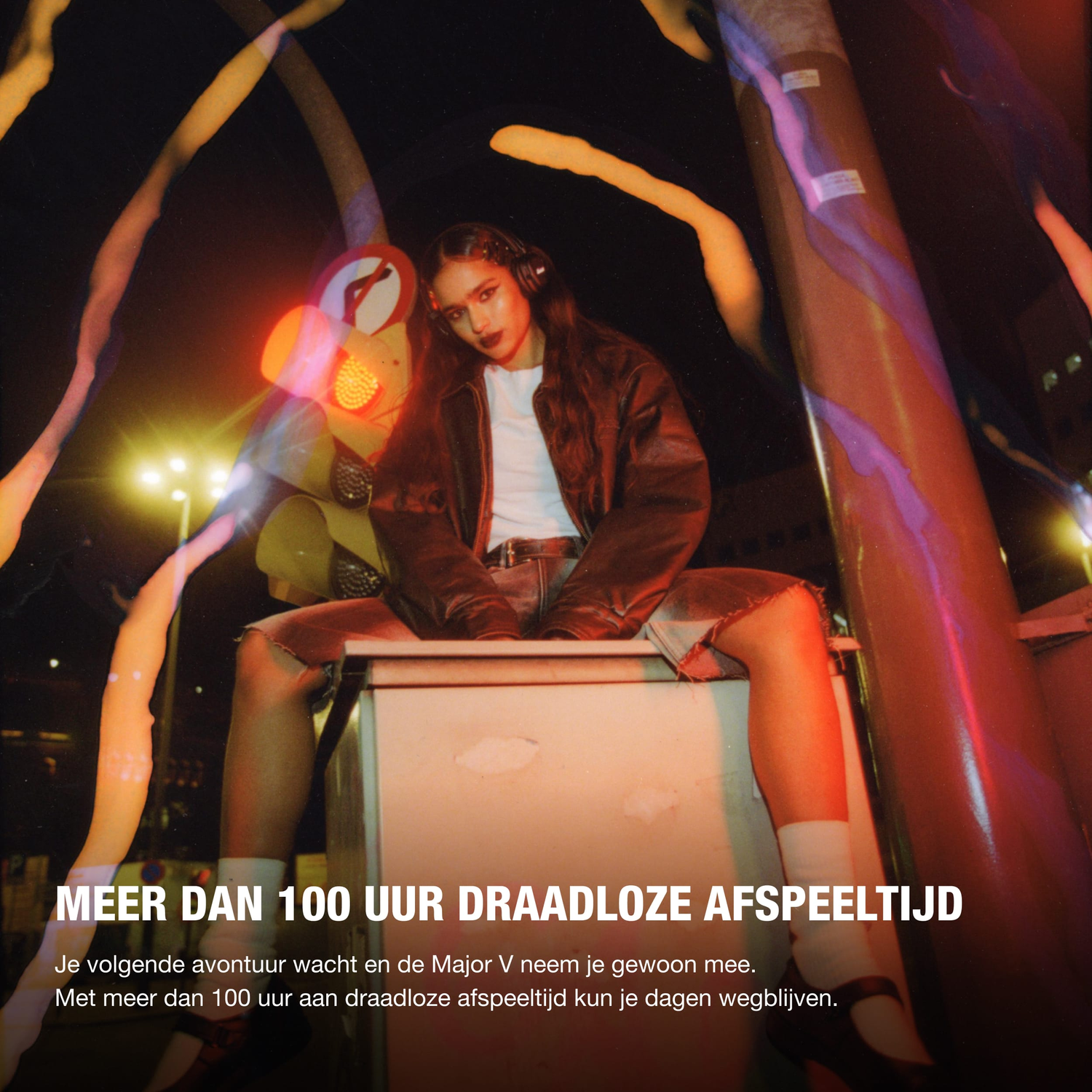 Een vrouw met een koptelefoon zit op een barrière, tekst over lange speeltijd.