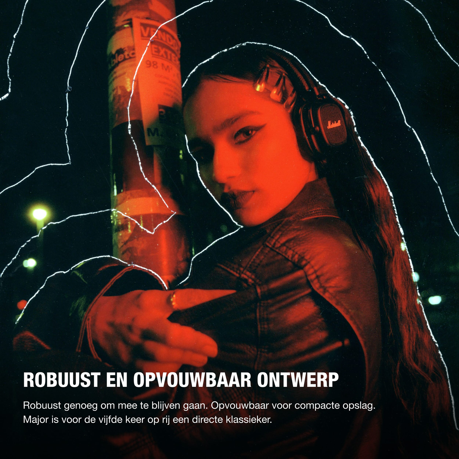 Een vrouw met een koptelefoon in een stijlvolle setting.