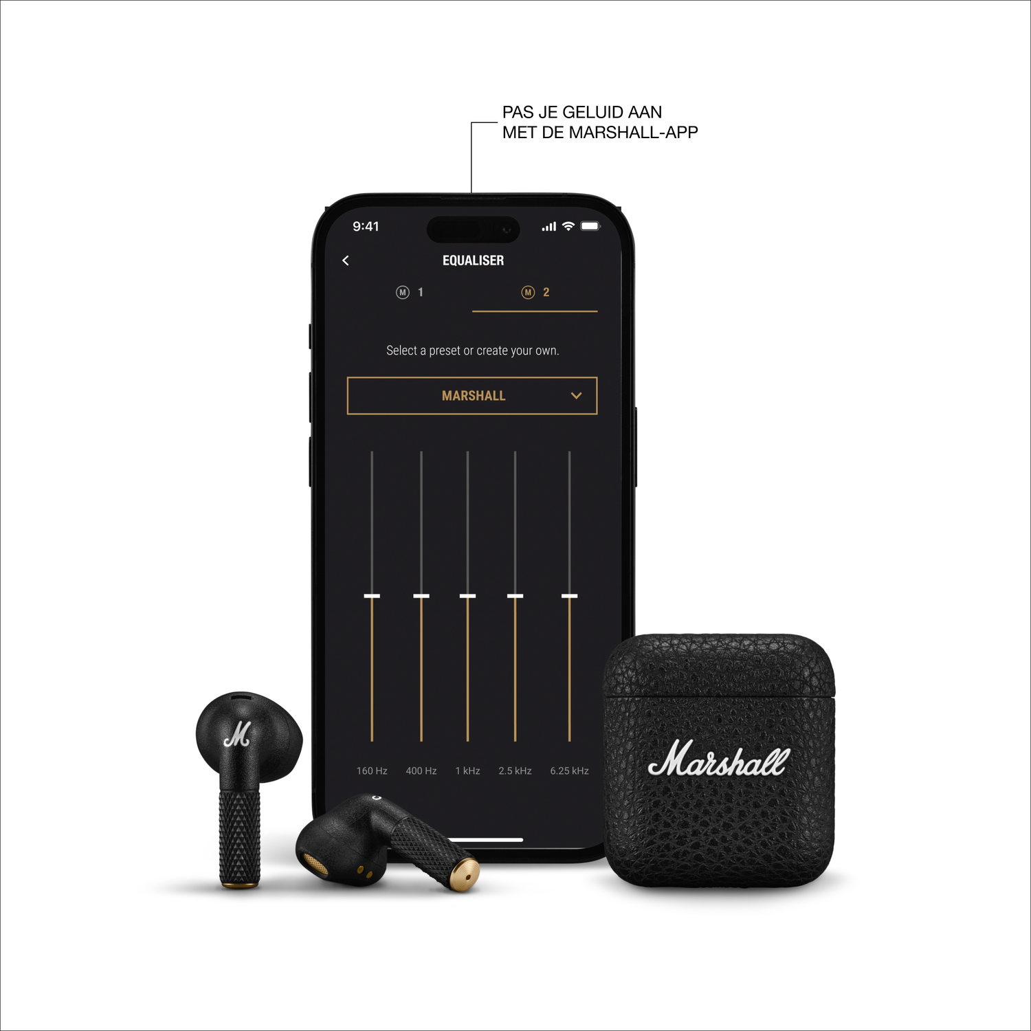 Oordopjes op een tafel met een telefoon die een equalizer-app en een oplaadcase weergeeft.