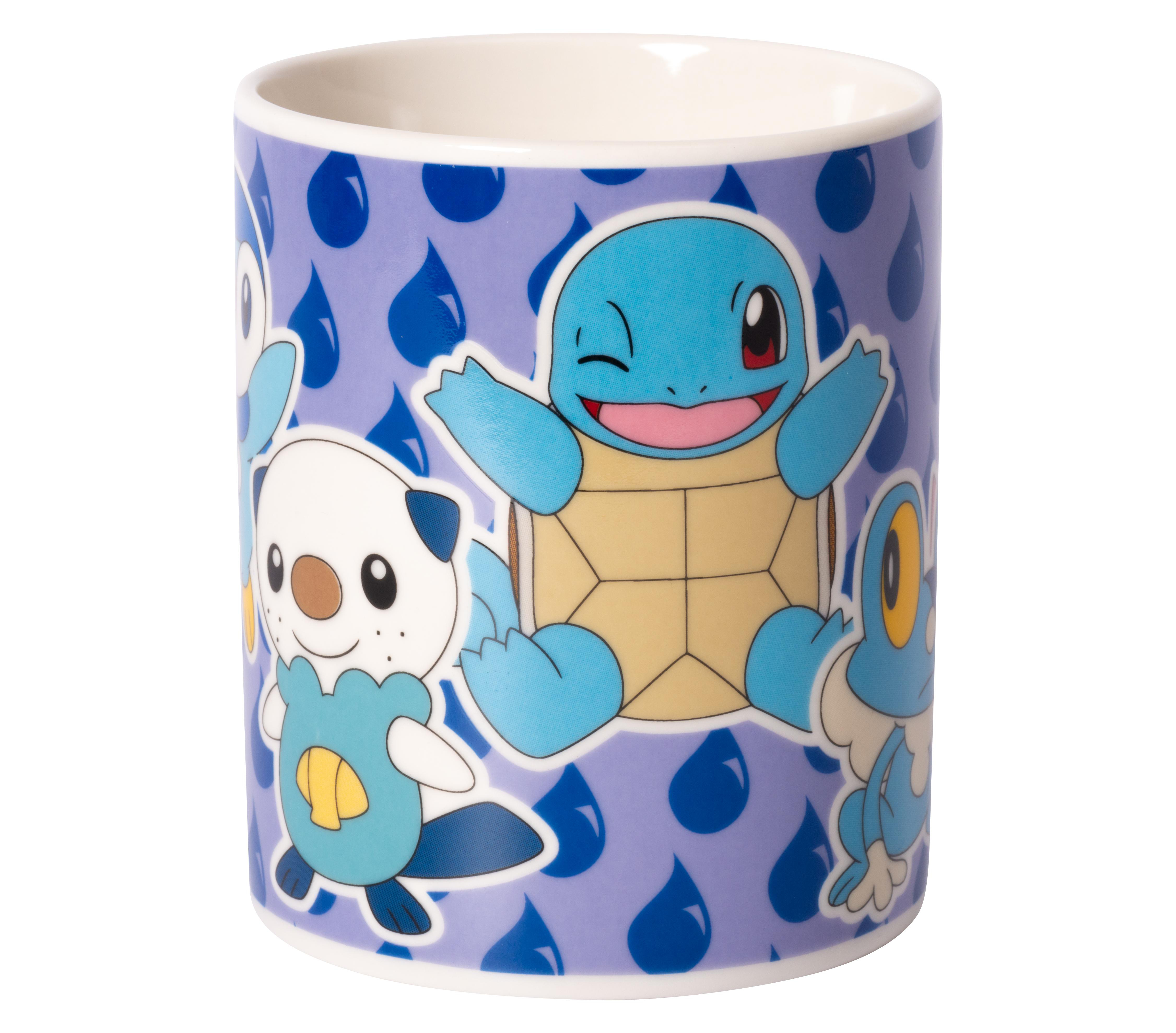 Eine weiße Tasse mit Cartoon-Pokémon-Charakteren, darunter Schiggy und Ottaro.