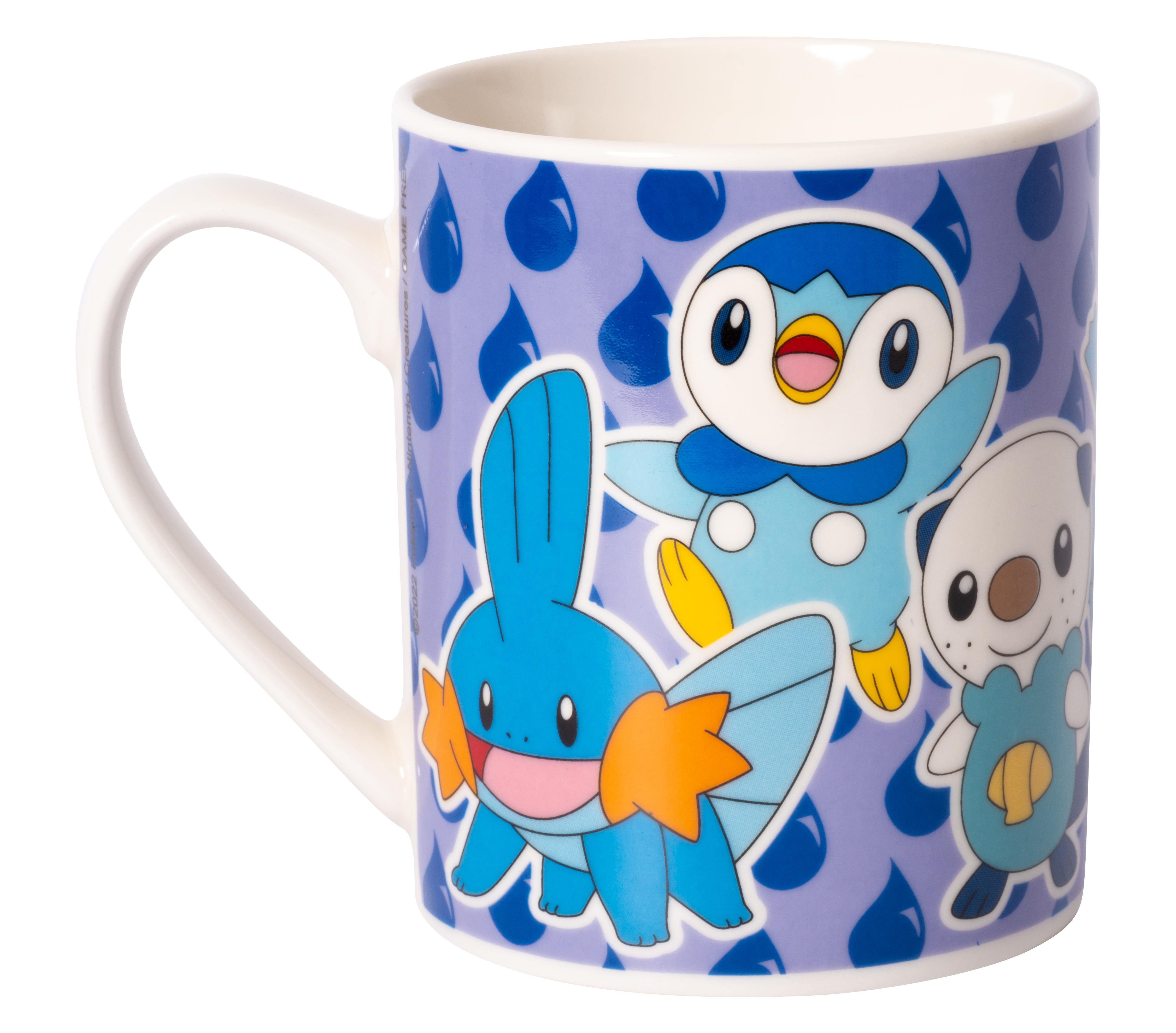 Eine Tasse mit Pokémon-Charakteren und einem weißen Henkel.