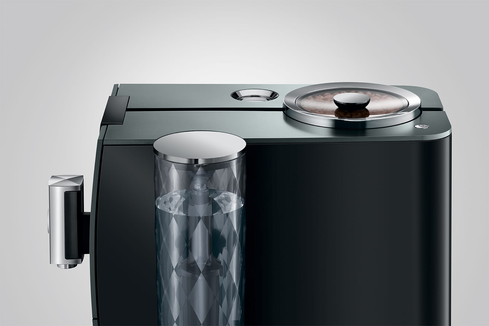 Una macchina da caffè nera con serbatoio dell'acqua, contenitore per chicchi e beccuccio argentato su sfondo bianco.