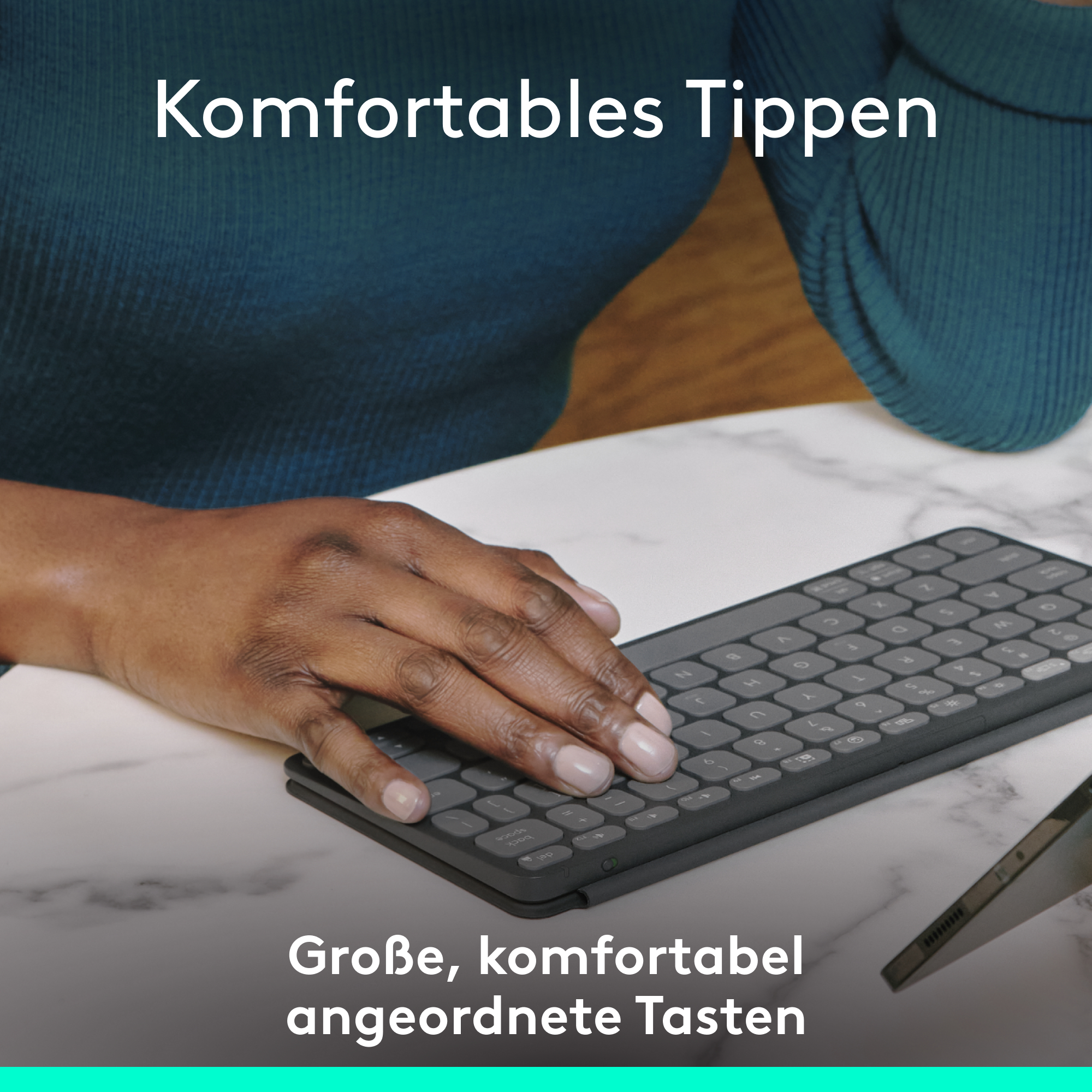 Die Hand einer Person auf einer schwarzen Tastatur. Oben steht 'Komfortables Tippen', unten 'Große, komfortabel angeordnete Tasten'.