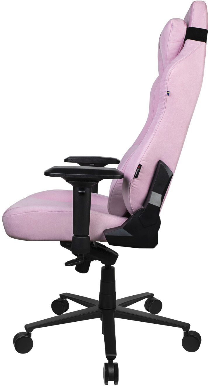 Ein pinkfarbener Gaming-Stuhl mit schwarzen Armlehnen, Fuß und Rädern. Er hat eine hohe Rückenlehne und Kopfstütze.