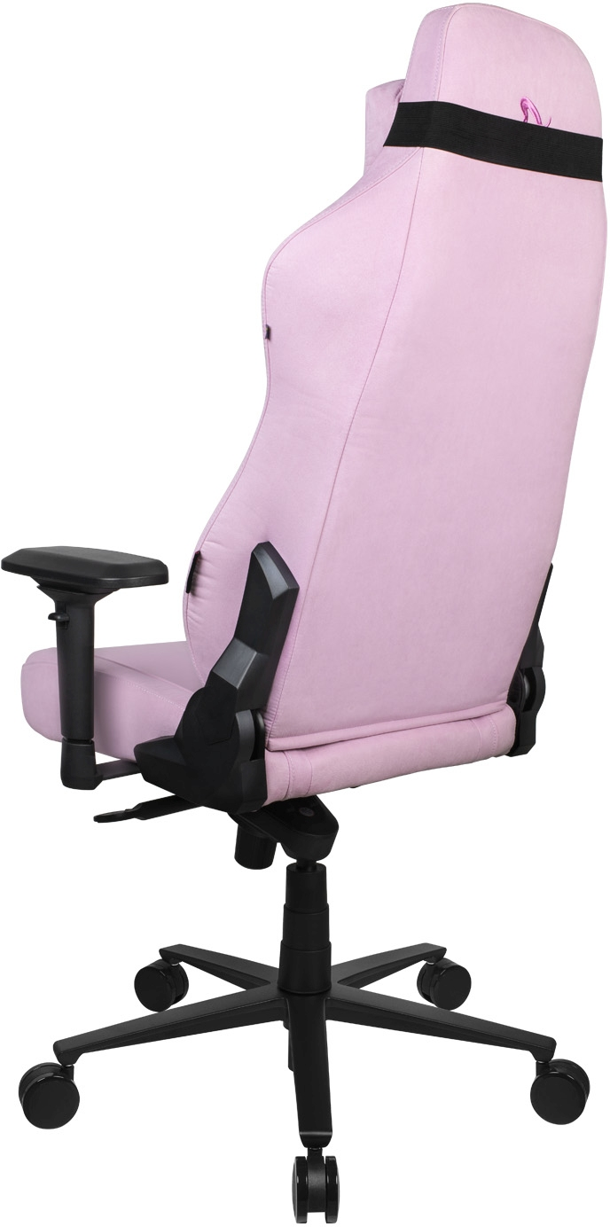 Ein pinkfarbener Gaming-Stuhl mit schwarzen Akzenten. Er hat eine hohe Rückenlehne und Armlehnen. Der Stuhl steht auf Rollen und vor weißem Hintergrund.