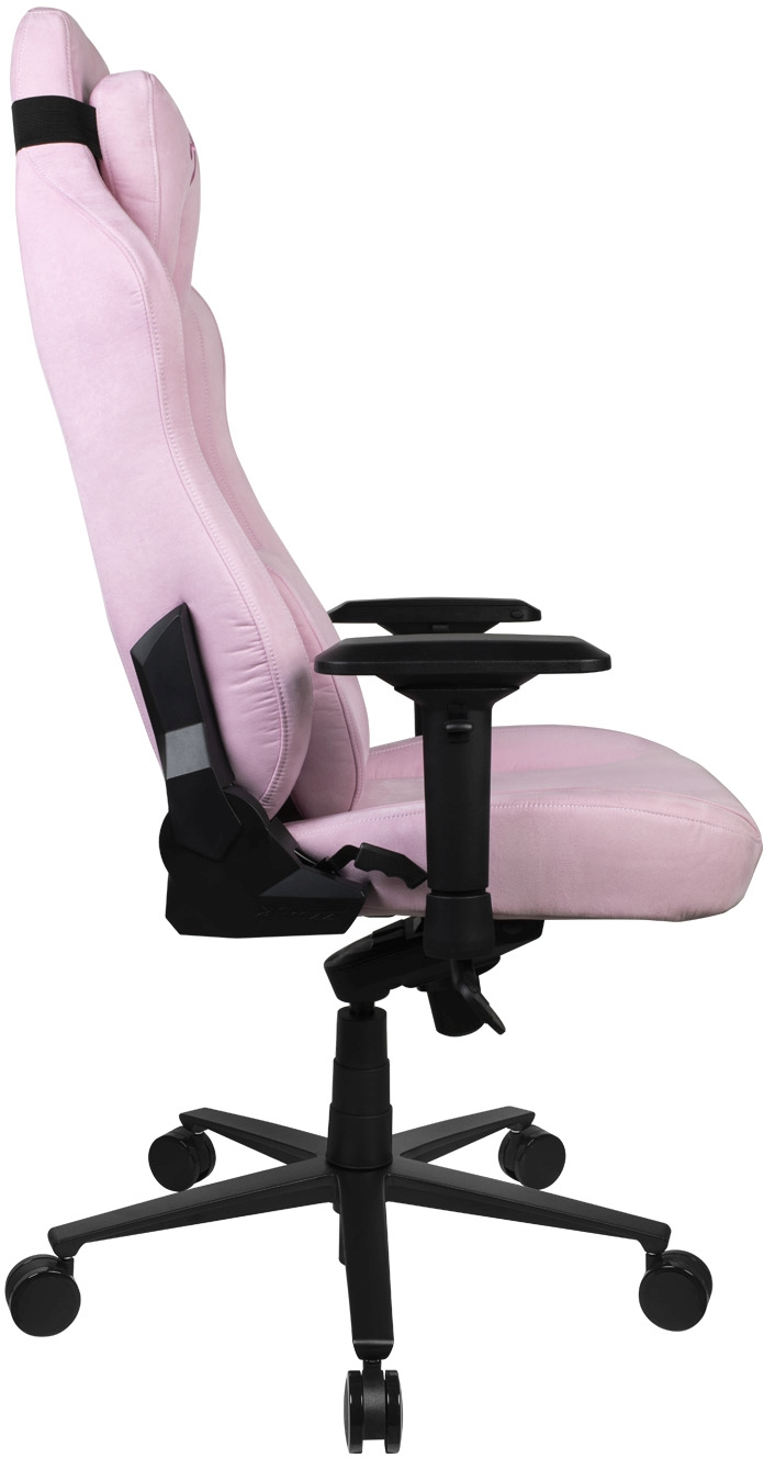 Ein rosa Gaming-Stuhl mit schwarzen Akzenten. Der Stuhl hat eine hohe Rückenlehne, Armlehnen und ein Fünf-Rad-Gestell.