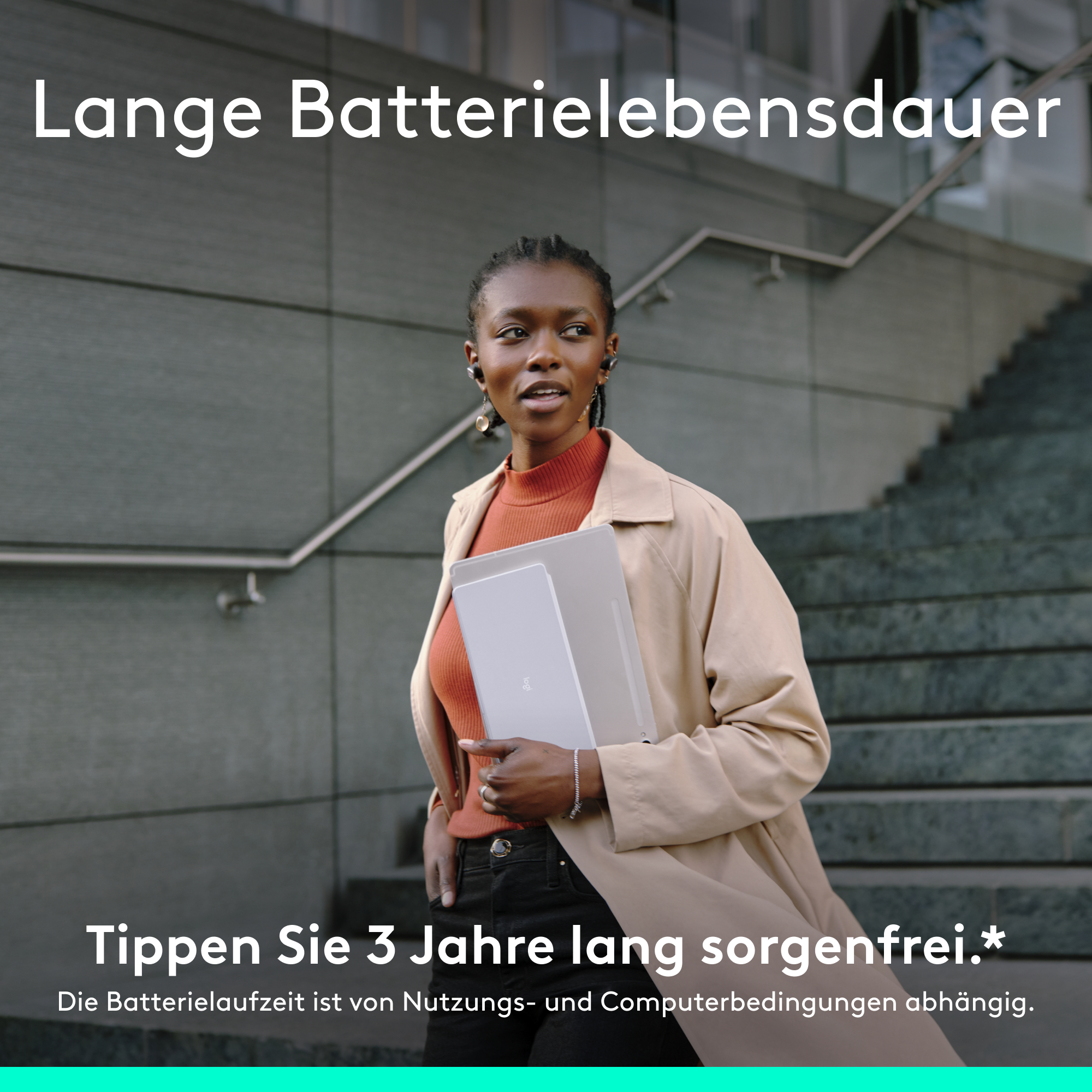 Frau mit Laptop, Treppe hochgehend, Text über lange Akkulaufzeit.