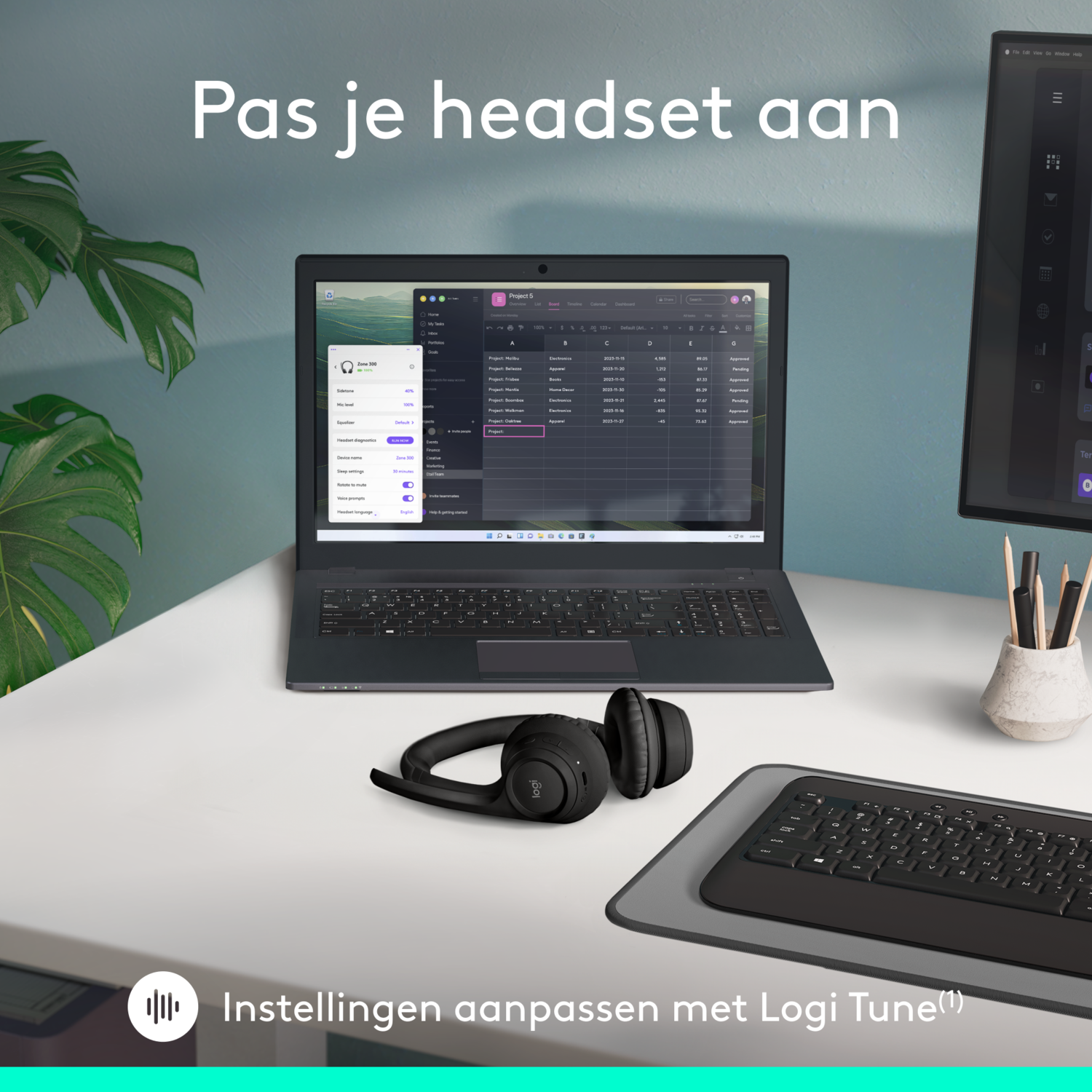 A laptop, headphones, keyboard, and mouse pad on a white desk. The text 'Pas je headset aan' is above.