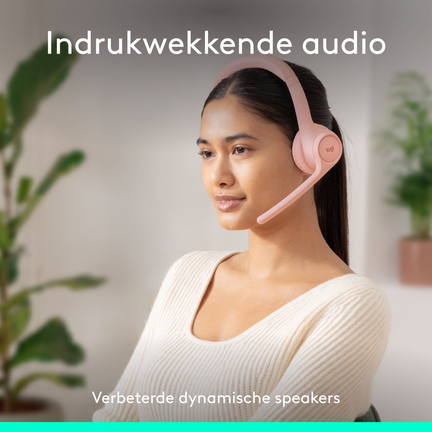 Vrouw met roze headset, lachend. Tekst: 'Indrukwekkende audio'. Planten op de achtergrond.