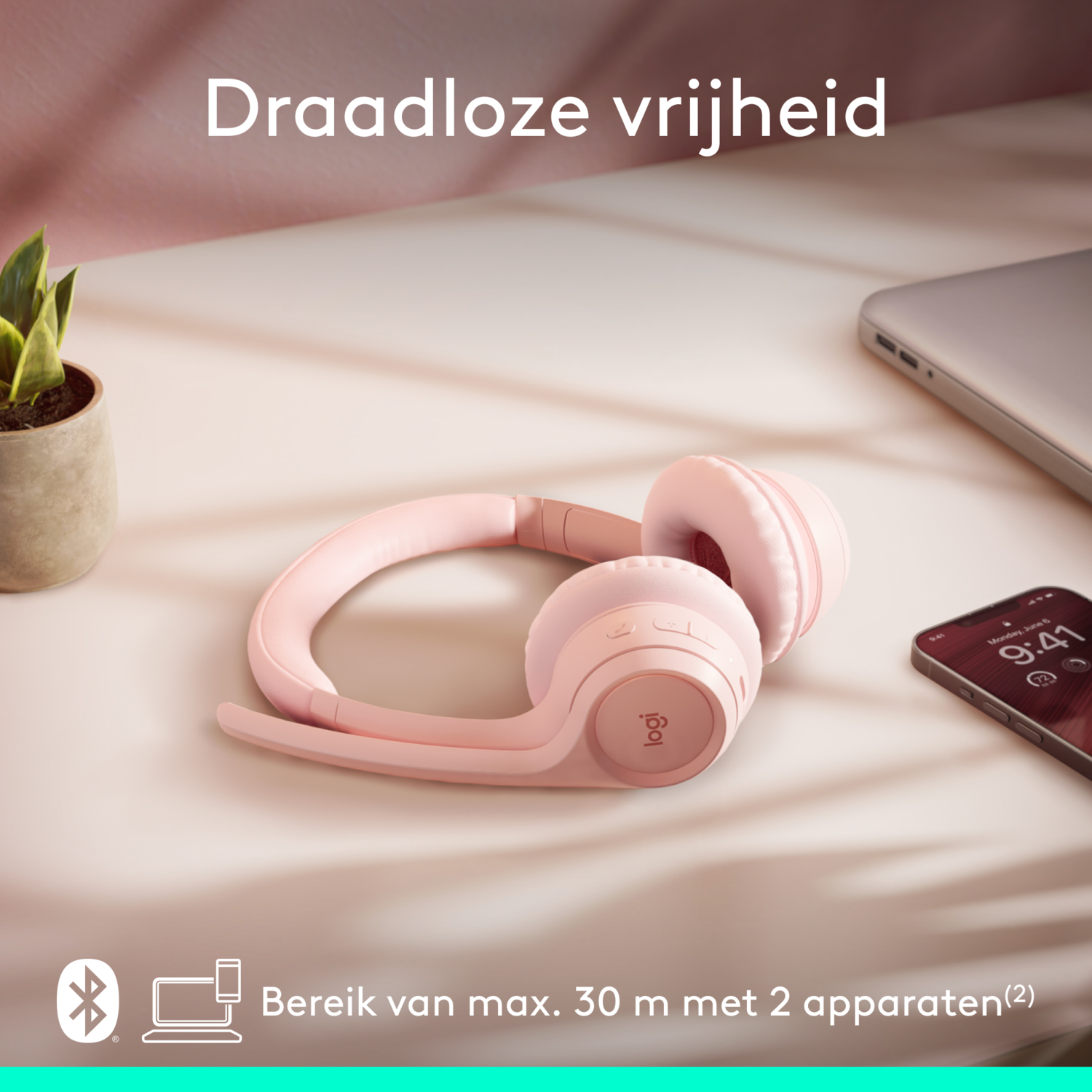 Een paar roze draadloze hoofdtelefoons en een smartphone op een witte tafel.