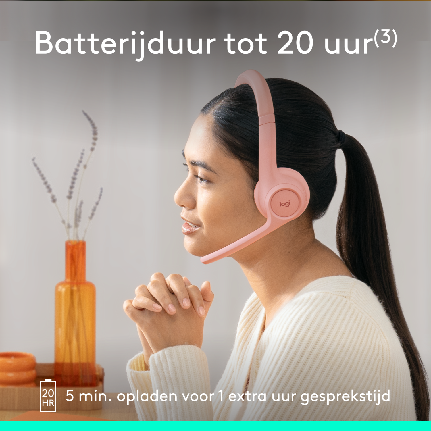 Vrouw met roze headset en vaas met bloemen.
