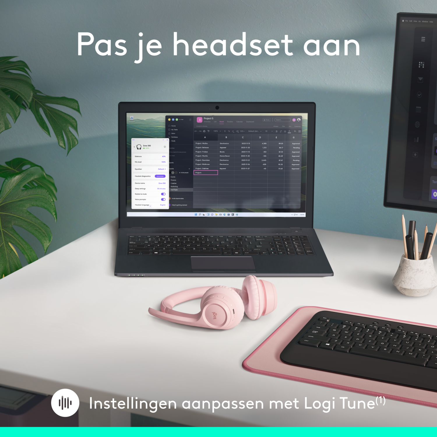 Een laptop met een roze headset en een toetsenbord op een bureau met Nederlandse tekst.