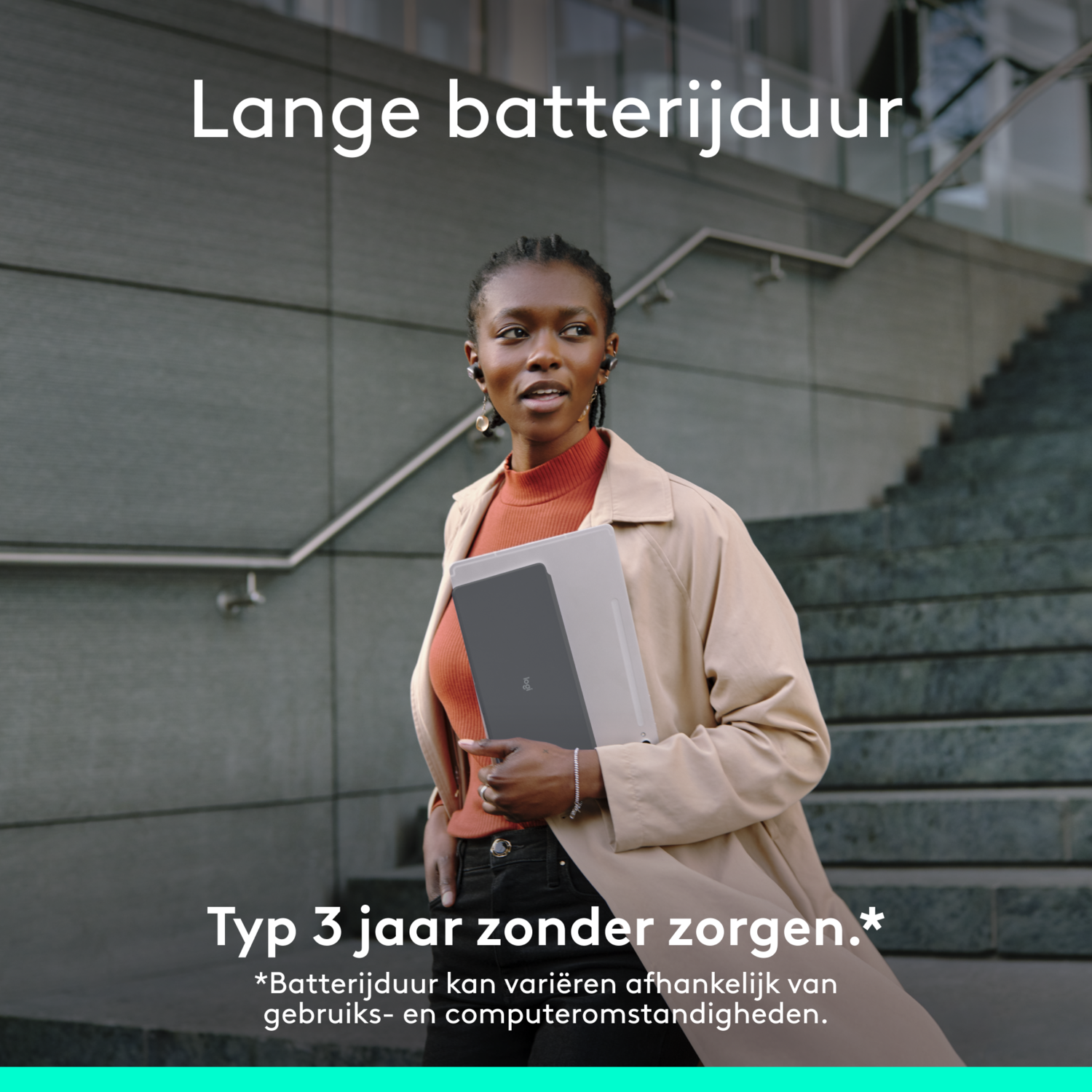 Vrouw met tablet op trappen. Tekst: Lange batterijduur, Type 3 jaar zonder zorgen.