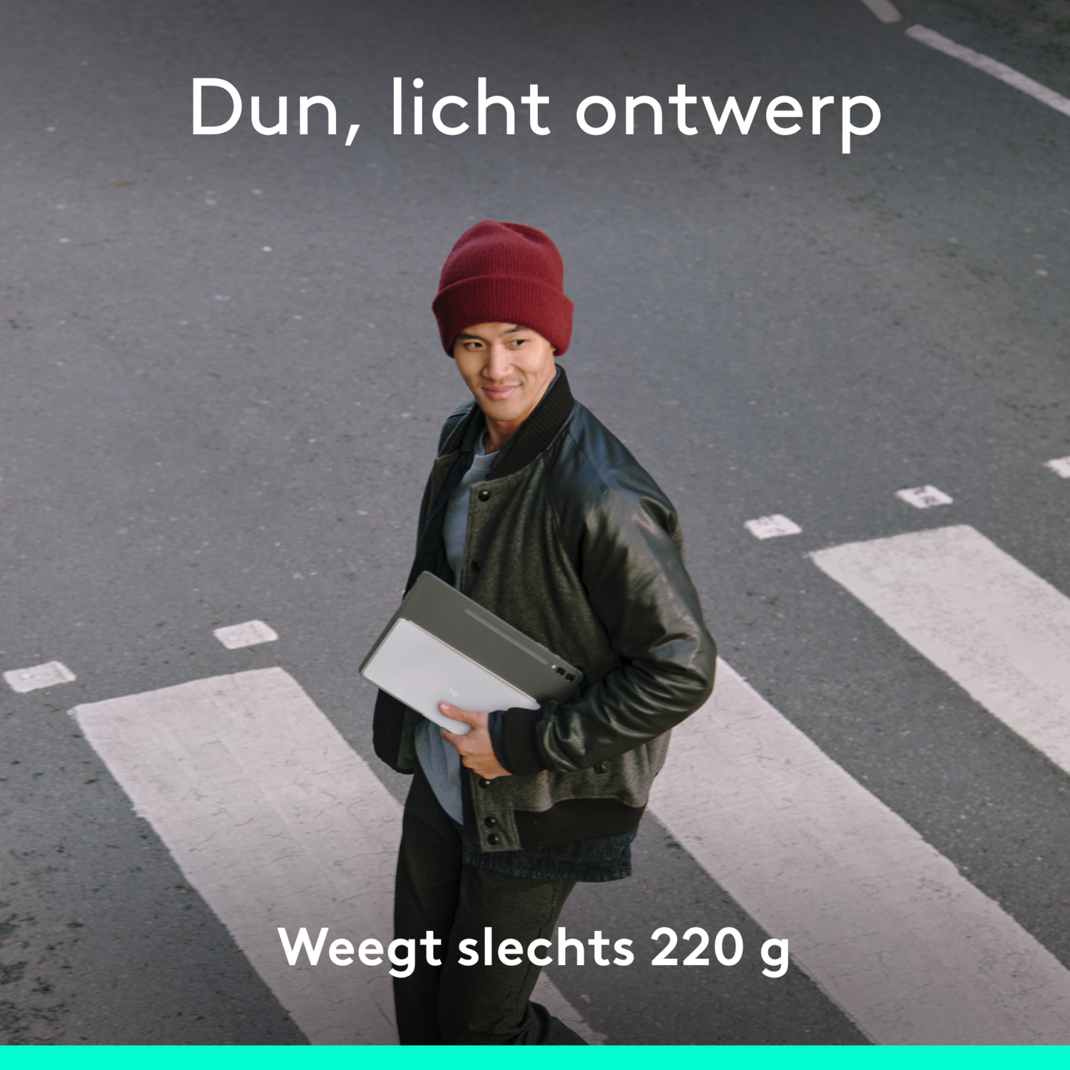 Man walking on crosswalk, holding a laptop. Text: 'Dun, licht ontwerp' and 'Weegt slechts 220 g'.