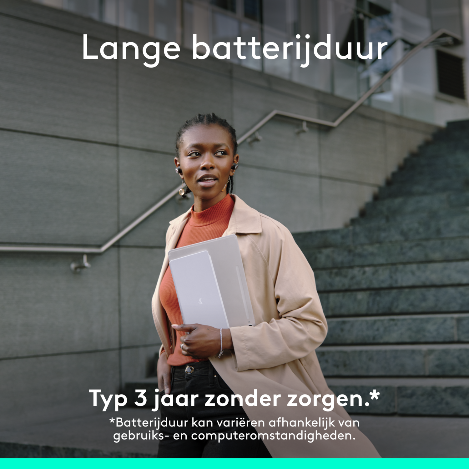 Woman walking outside holding a laptop. Stairs in the background, text in Dutch at top and bottom.