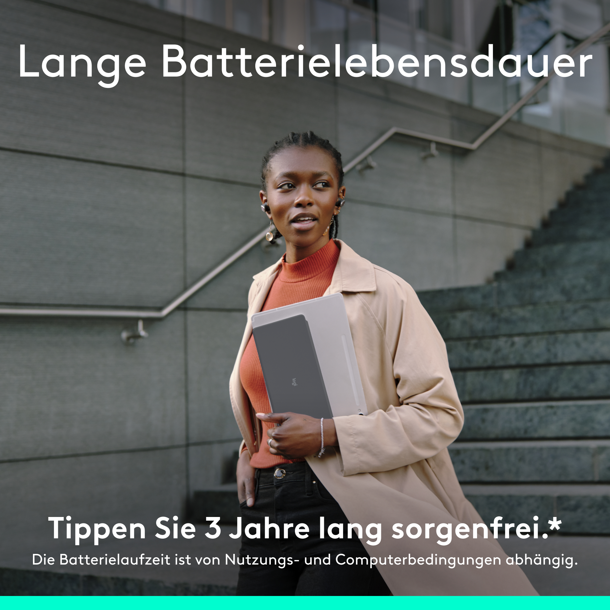 Frau mit Laptop und Ohrhörern. Text: '3 Jahre sorgenfreie Akkulaufzeit'.