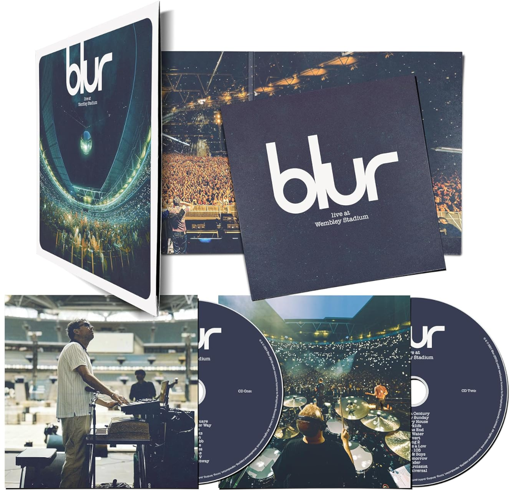 Blur 'Live at Wembley Stadium' CD-készlet. Tartalmazza a stadion borítóját, élő koncertfotókat és a zenekar tagjait.