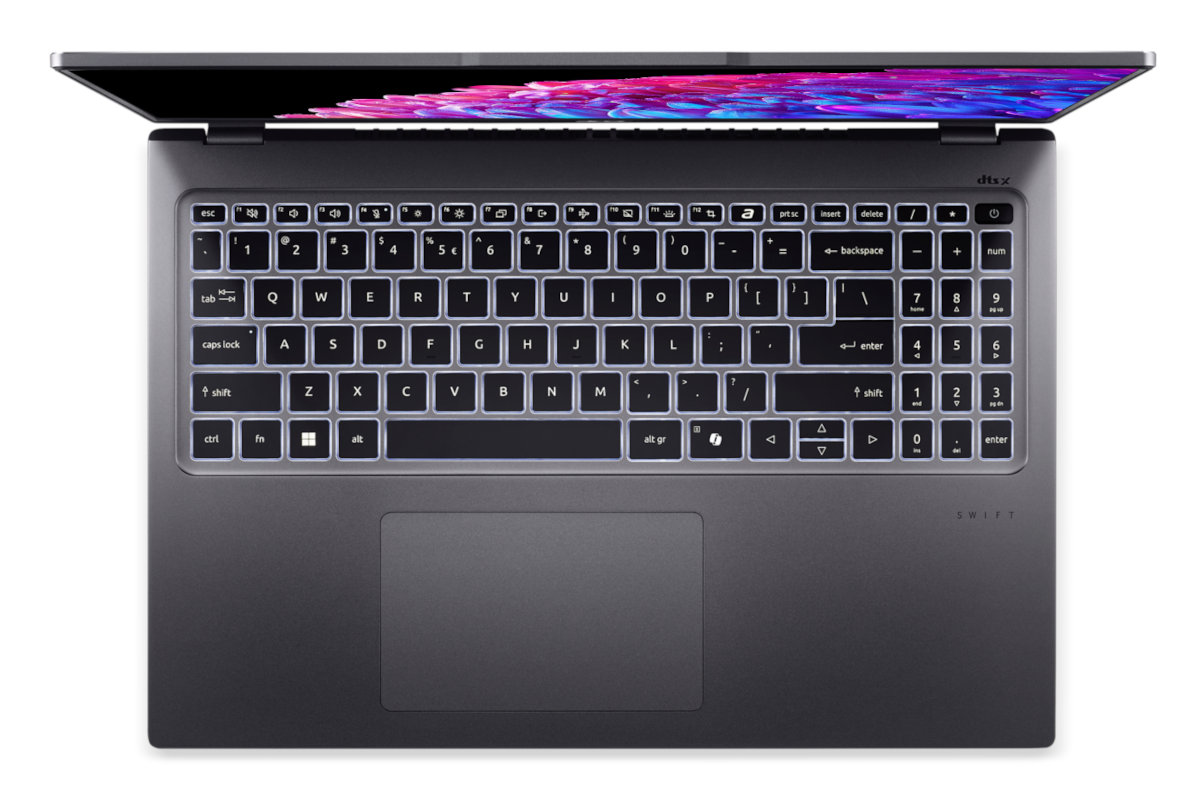 Klawiatura laptopa z podświetlanymi klawiszami, widok z góry.