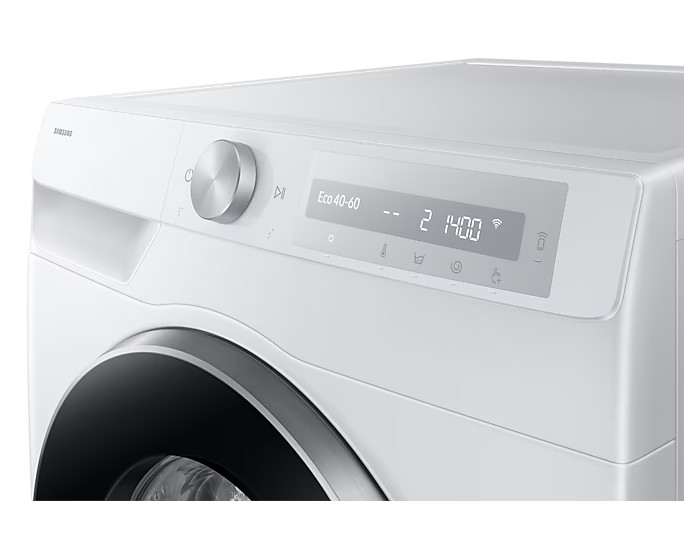 Biały panel sterowania pralki. Posiada wyświetlacz z ustawieniami i pokrętło. Białe tło.