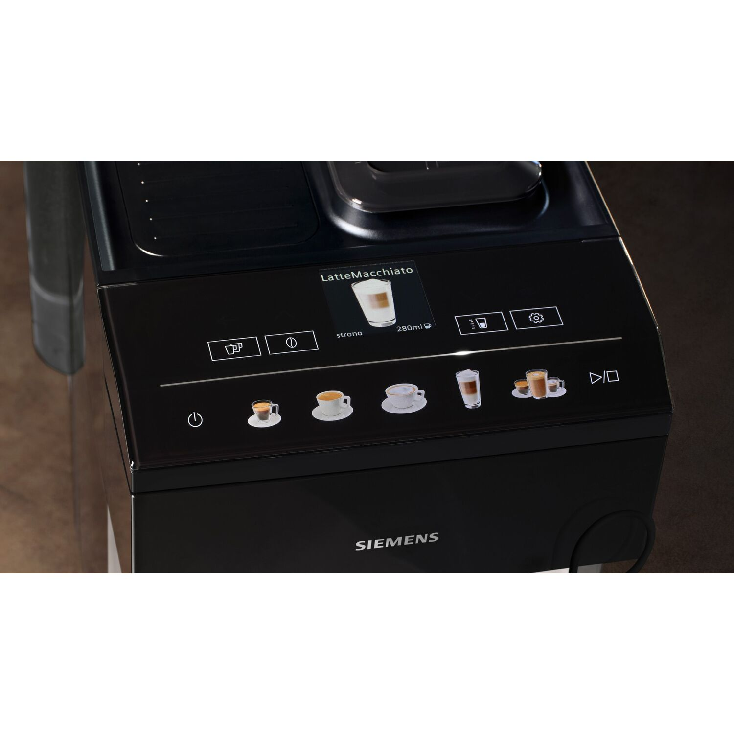 Gros plan sur le panneau de commande d'une machine à café noire avec affichage Latte Macchiato et icônes.