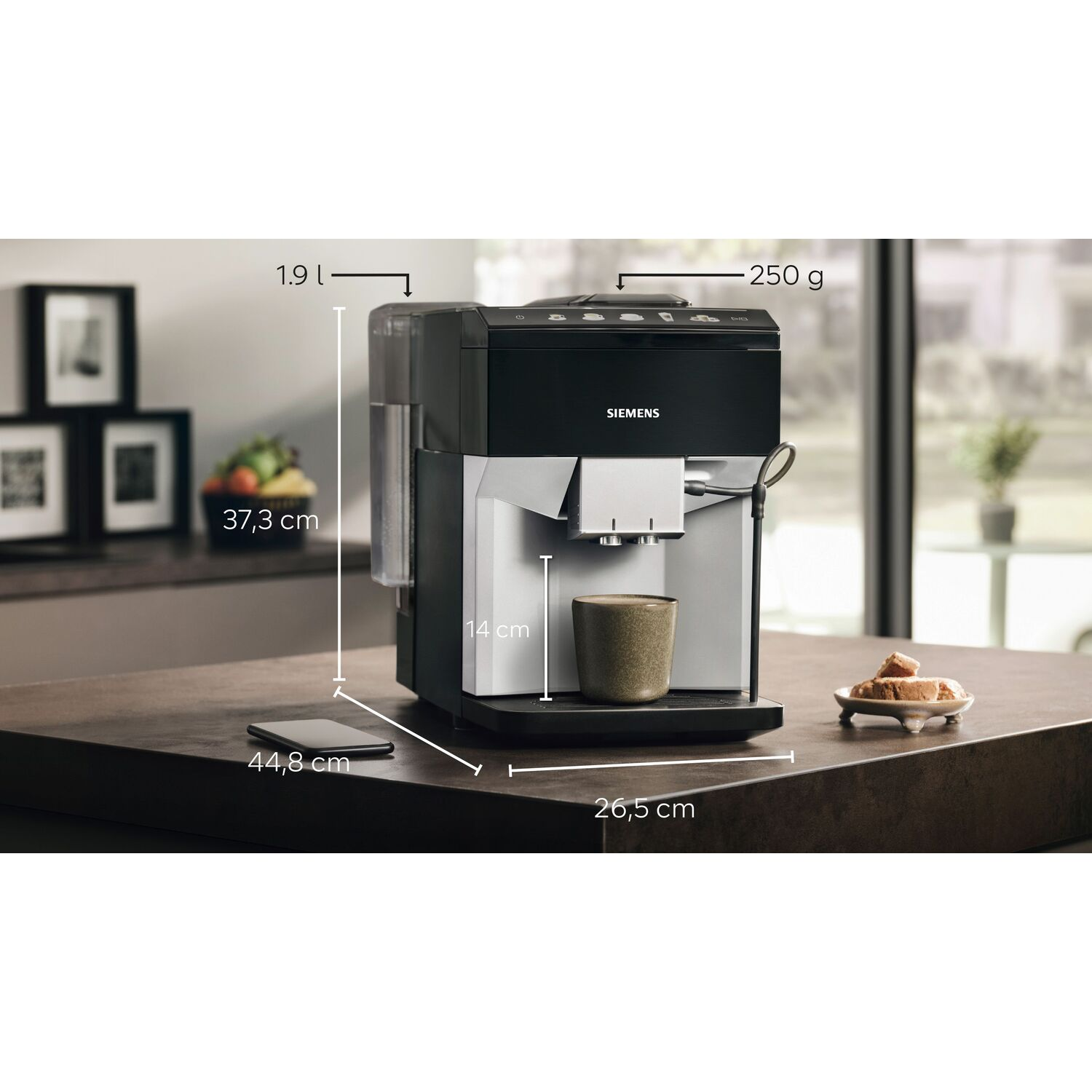 Cafetière noire avec une tasse, des dimensions et des éléments supplémentaires sur un plan de travail de cuisine.