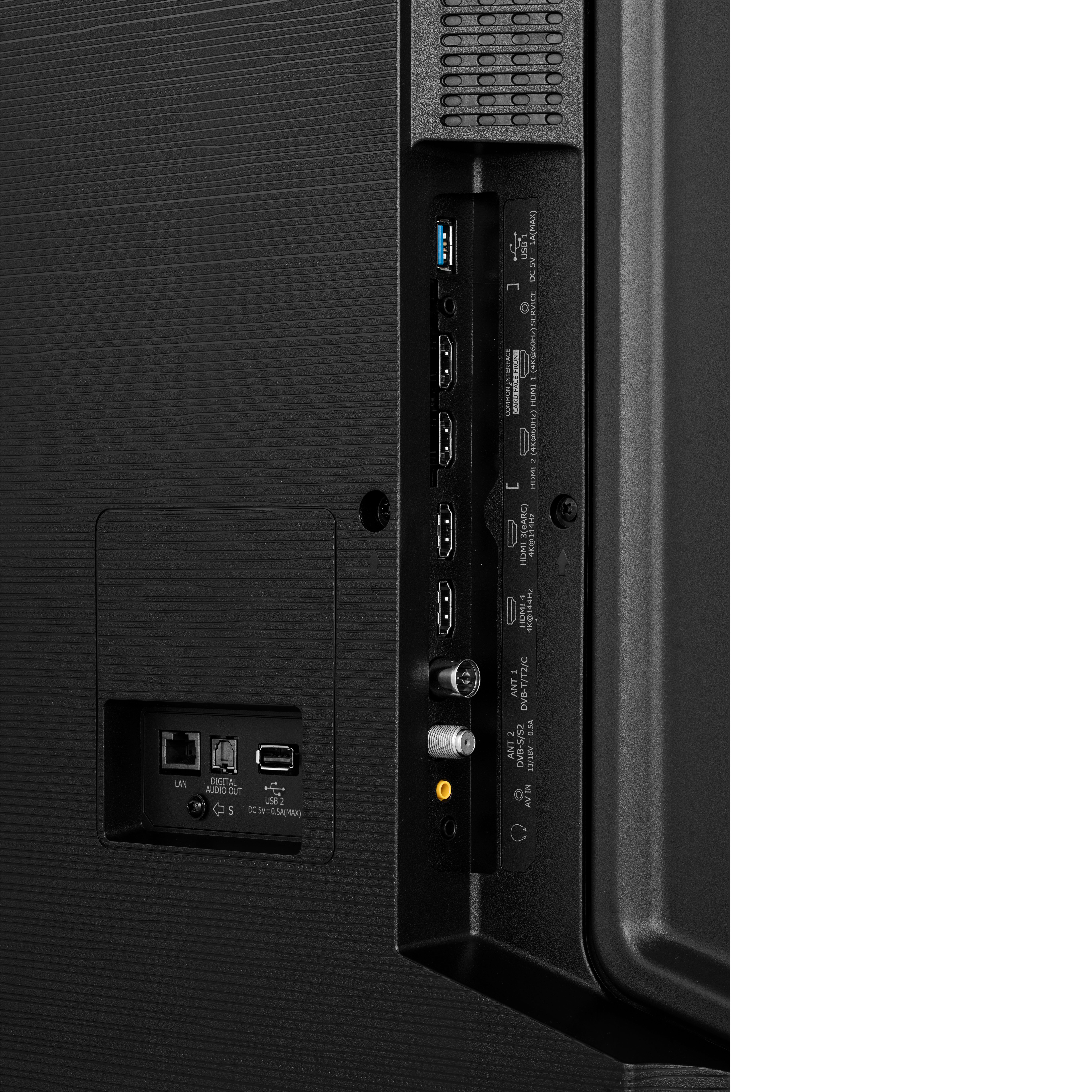 Rückseite des Fernsehers mit Anschlüssen. USB, HDMI, LAN und andere Anschlüsse sind sichtbar. Schwarzer Kunststoff.
